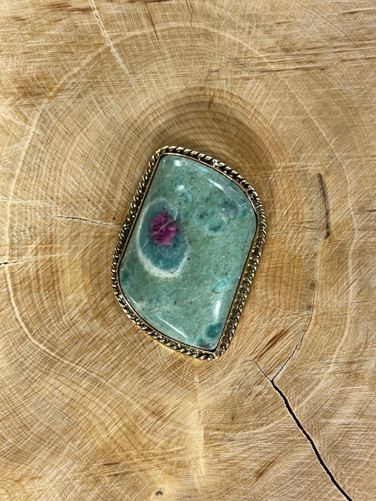 Rubis Fuschite sertie doré n°D2 (3,4cm x 2,2cm)