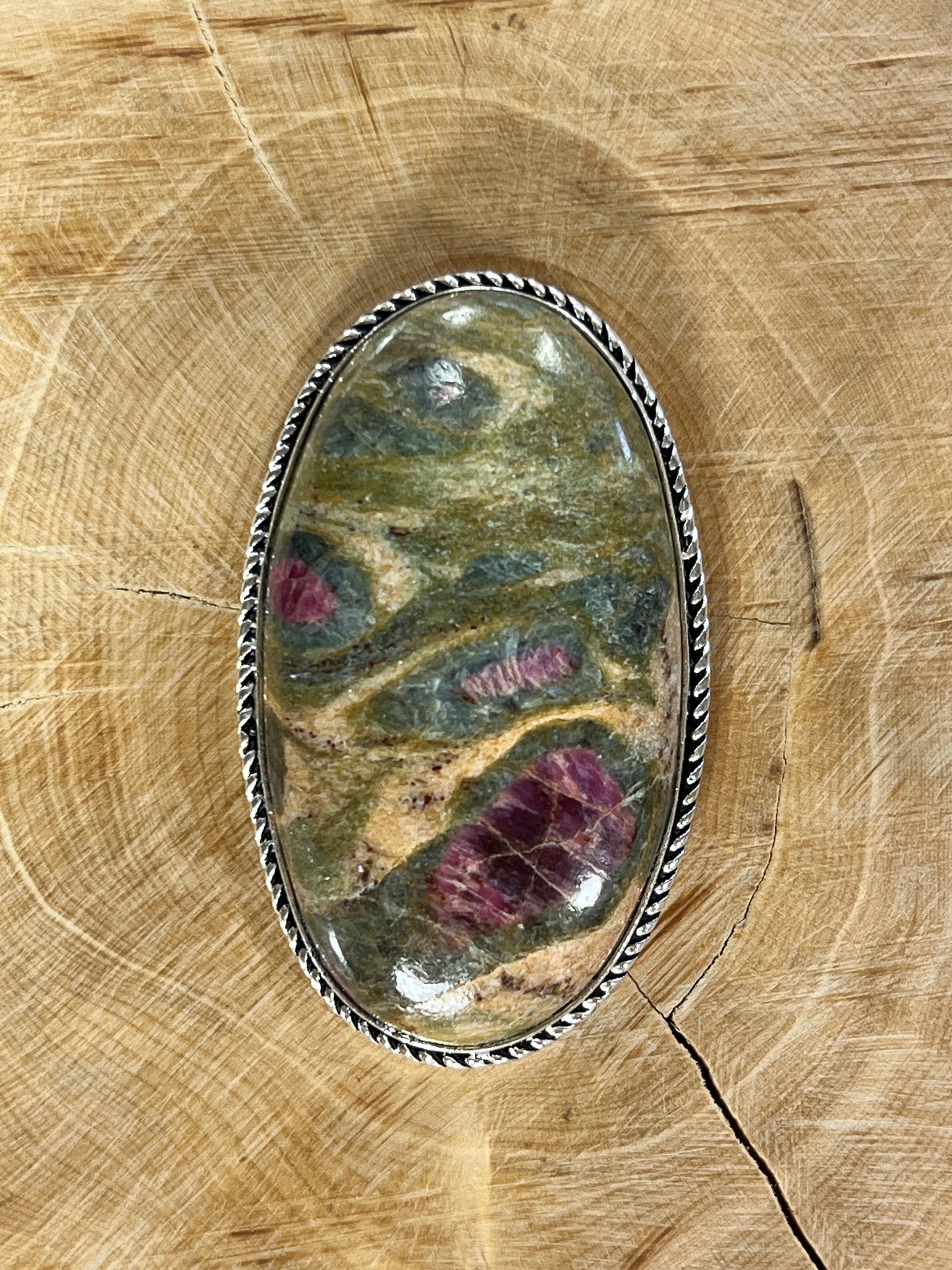 Rubis Fuschite sertie argenté n°A3 (4,9cm x 3cm)