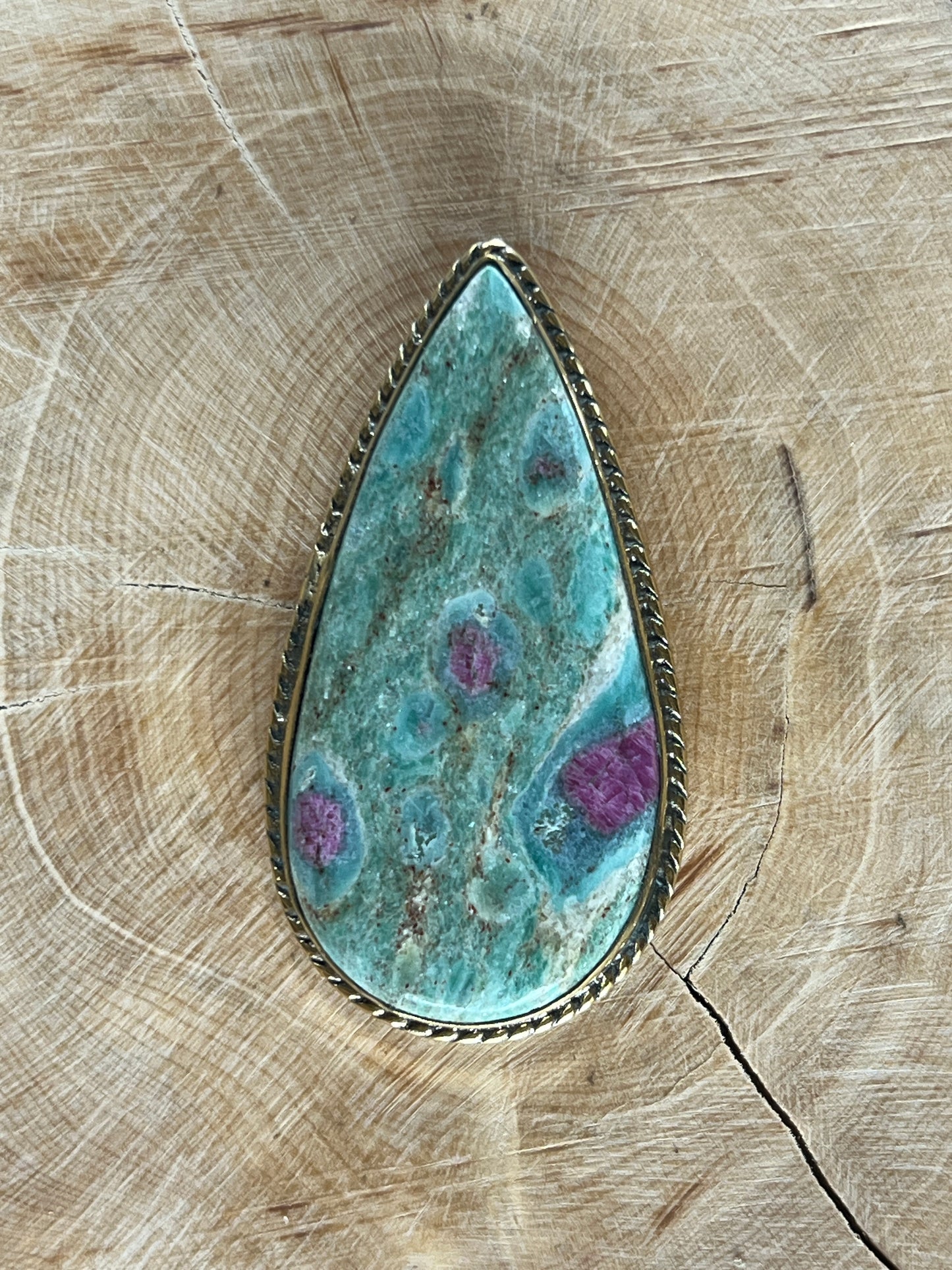 Rubis Fuschite sertie doré n°D4 (4,8cm x 2,3cm)