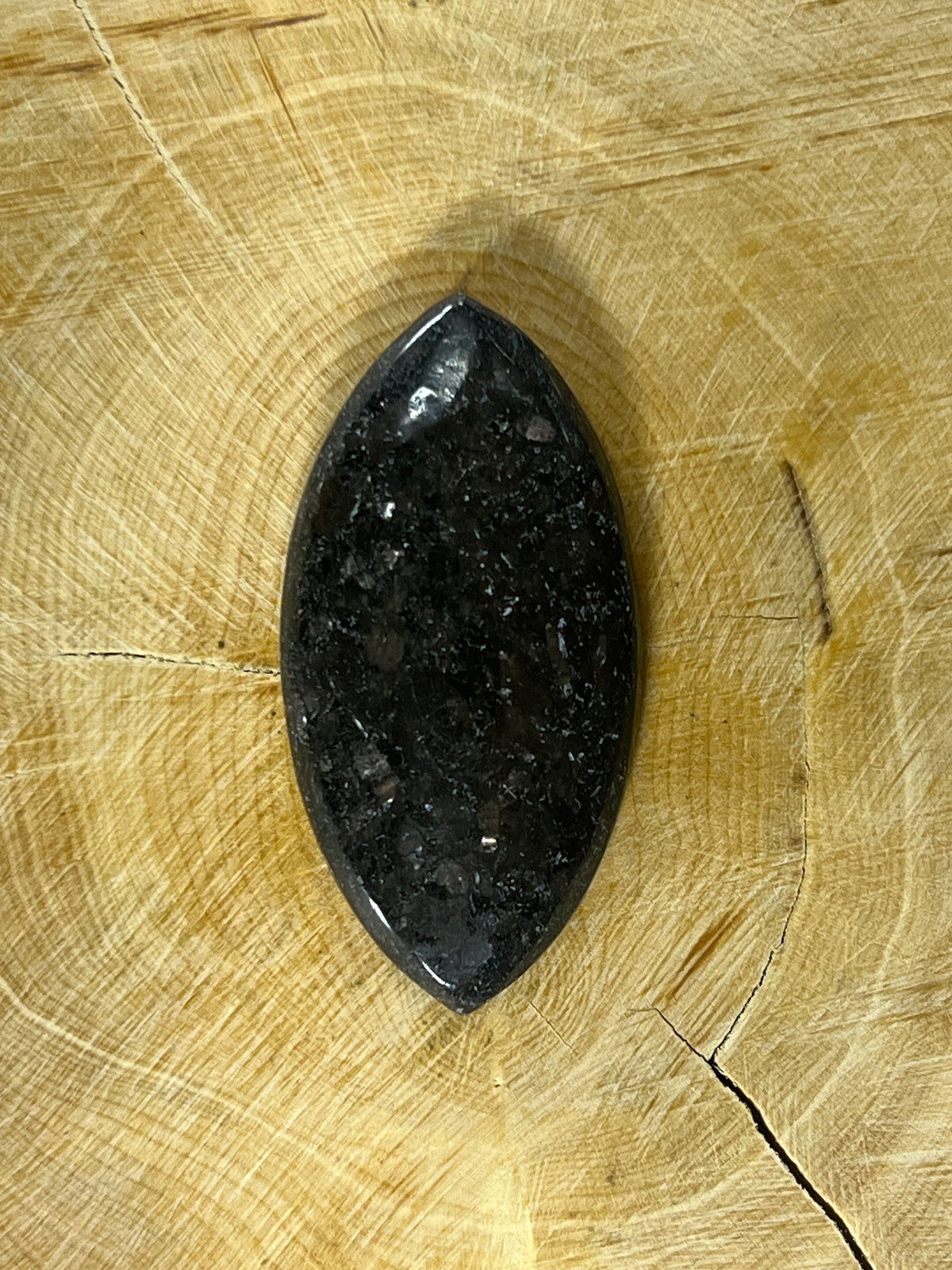 Nuummite n°1 (4cm x 2cm)