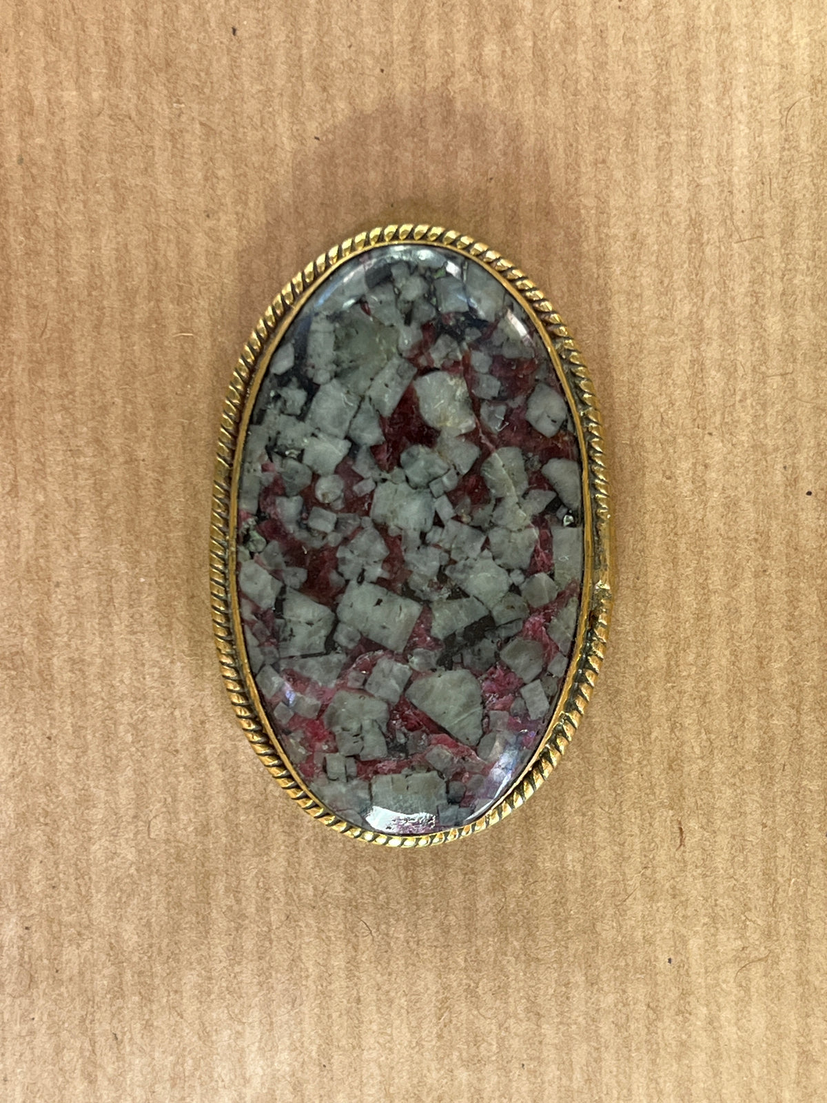 Eudialyte sertie doré n°D2 (4,2cm x 2,8cm)