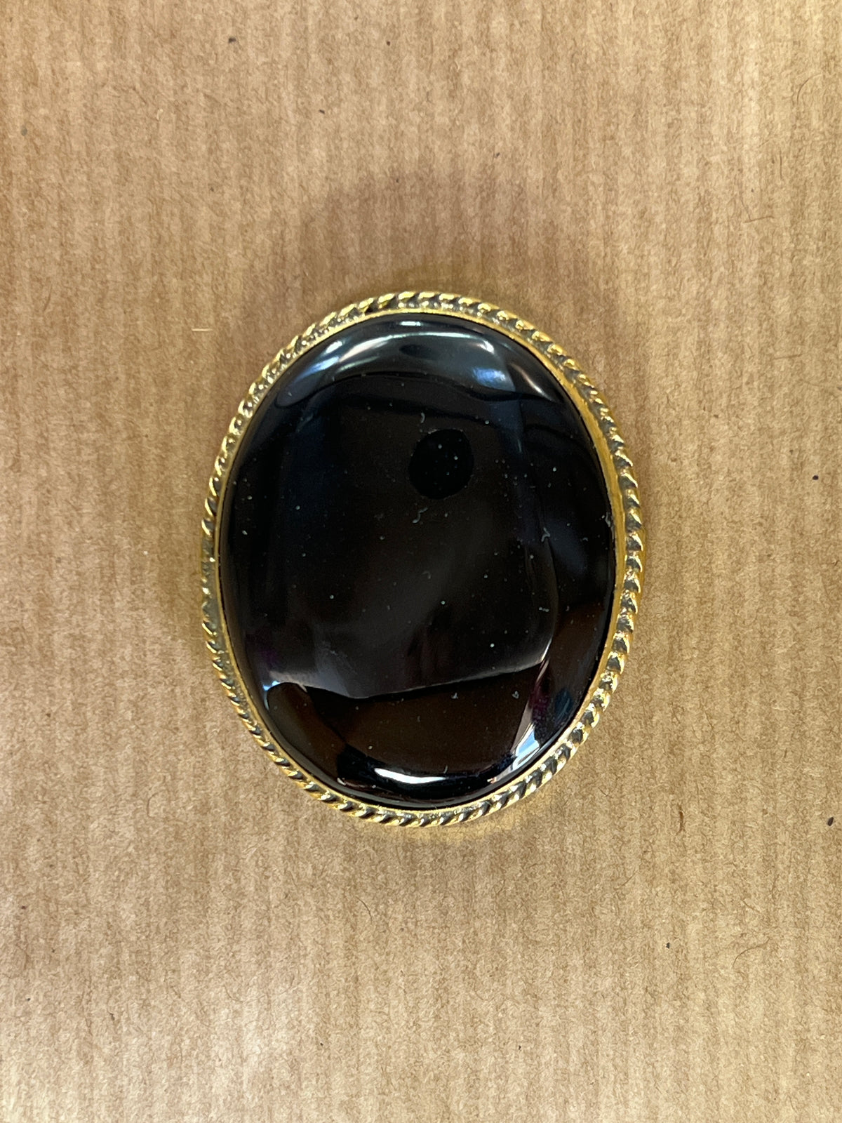 Onyx Noire sertie doré n°D4 (3,7cm x 3,1cm)