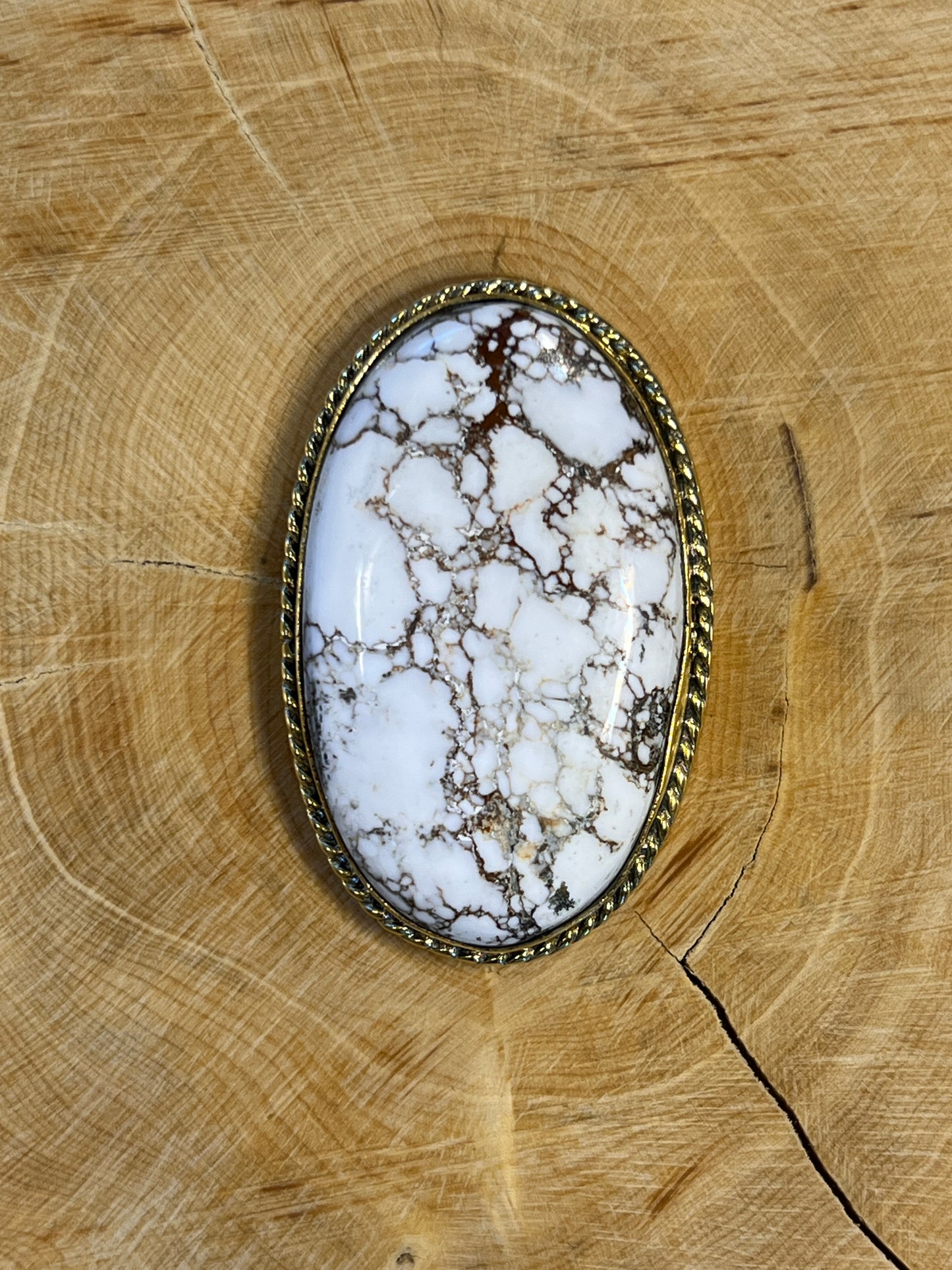 Magnésite de cheval sertie doré n°D1 (4,1cm x 2,6cm)