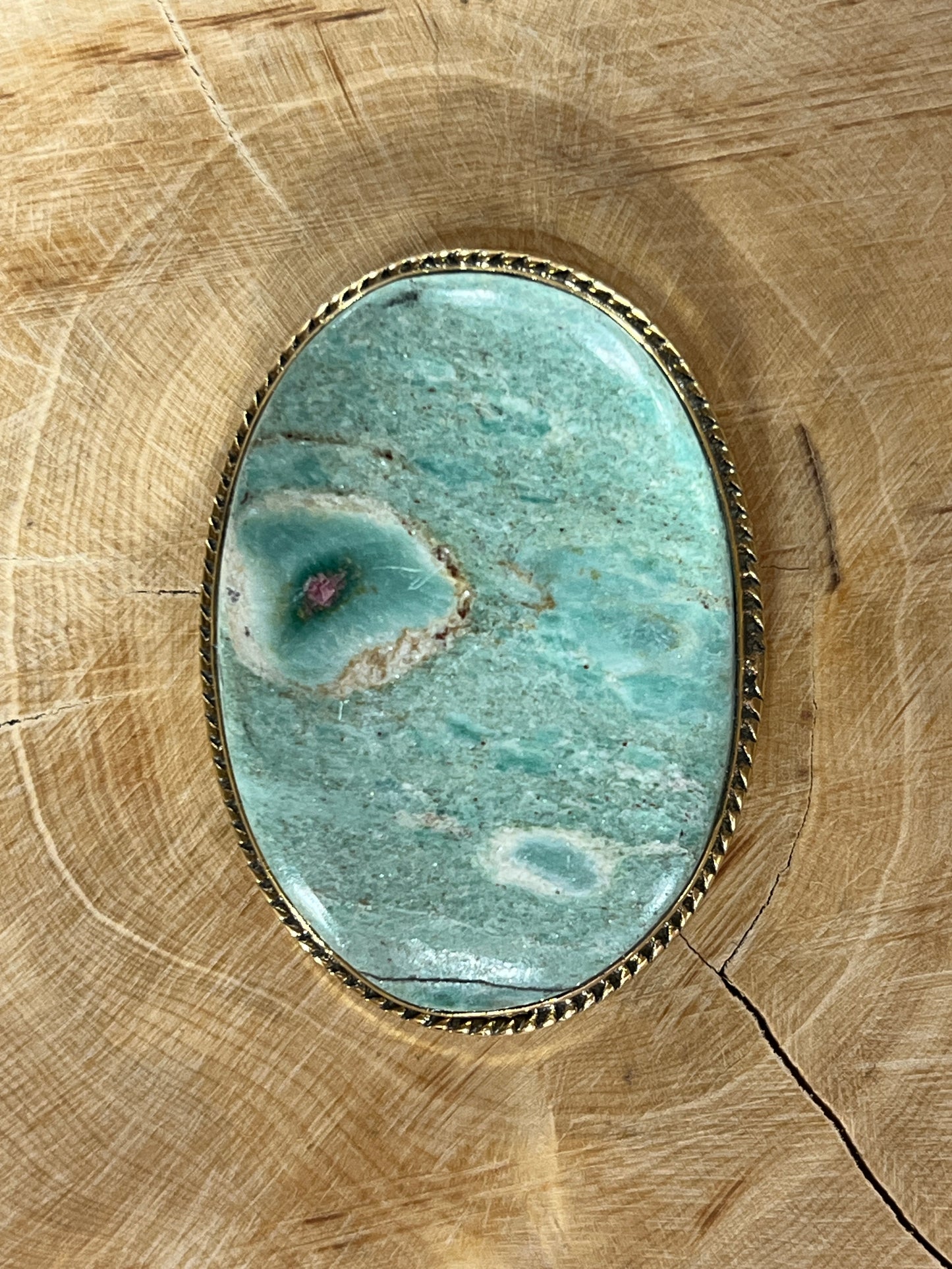 Rubis Fuschite sertie doré n°D3 (4,8cm x 3,4cm)
