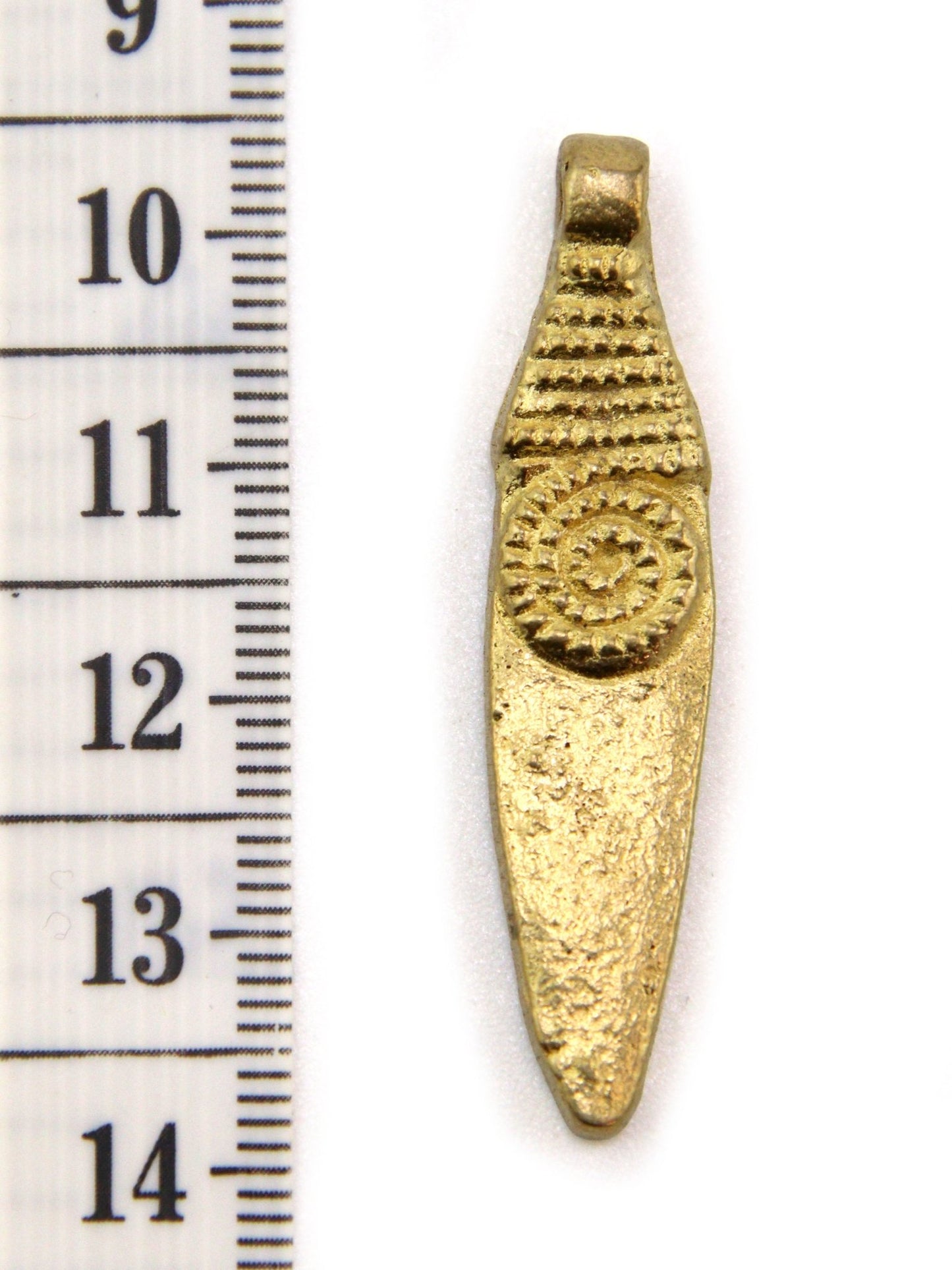 Charm navette spirale indien laiton 43 mm - Solyluna Macramé