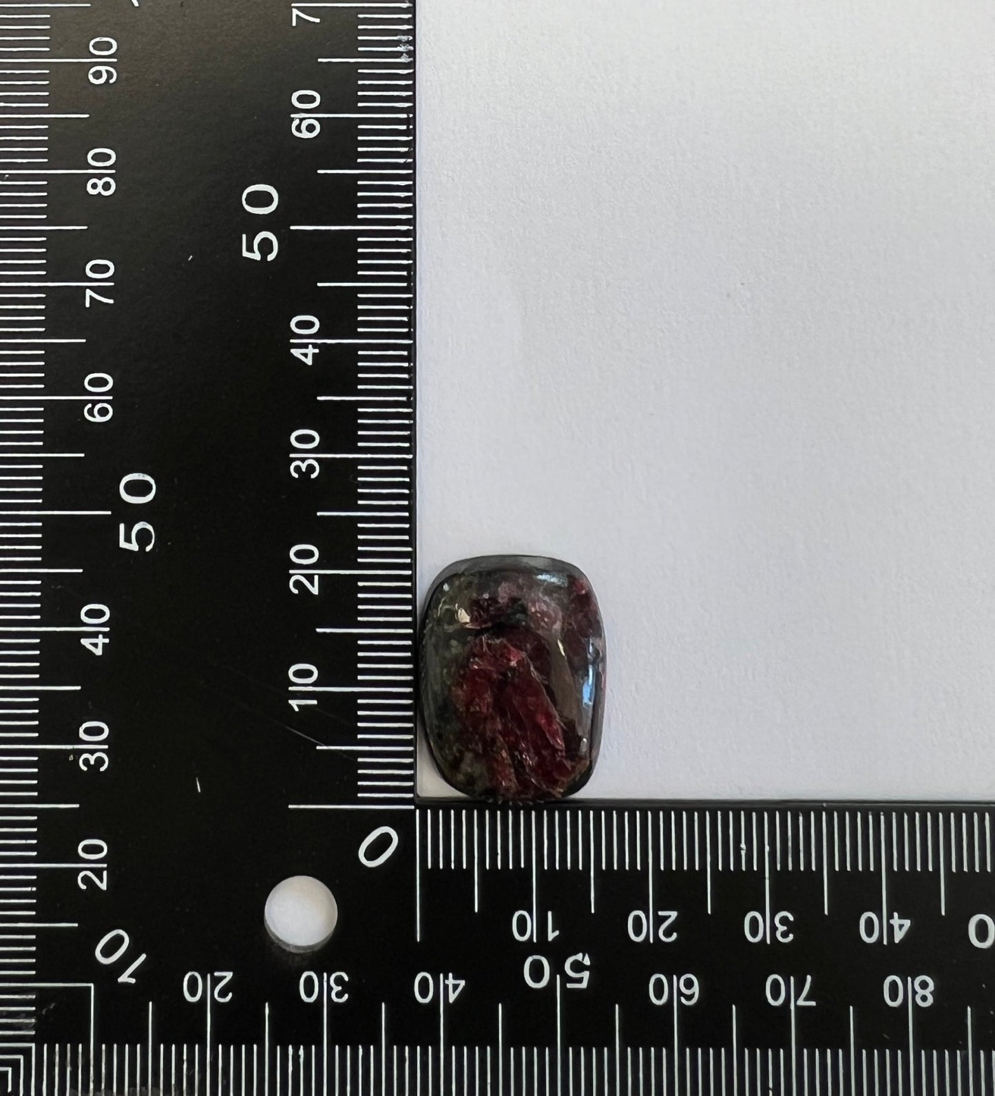 Eudialyte n°5 (2cm x 1,6cm) - Solyluna Macramé