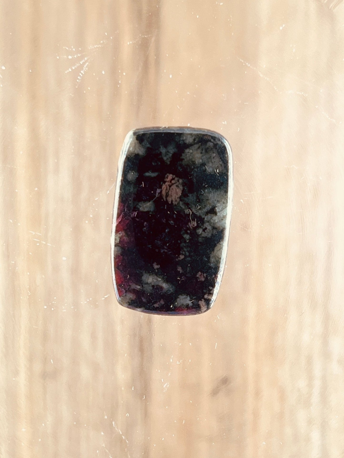 Eudialyte n°5 (2,7cm x 1,7cm) - Solyluna Macramé