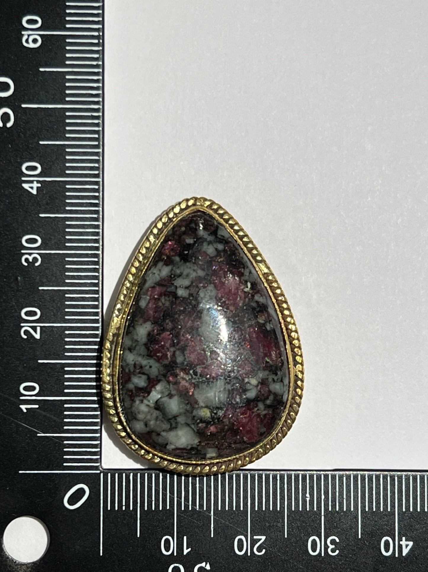Eudialyte sertie doré n°D4 (3,7cm x 2,6cm) - Solyluna Macramé