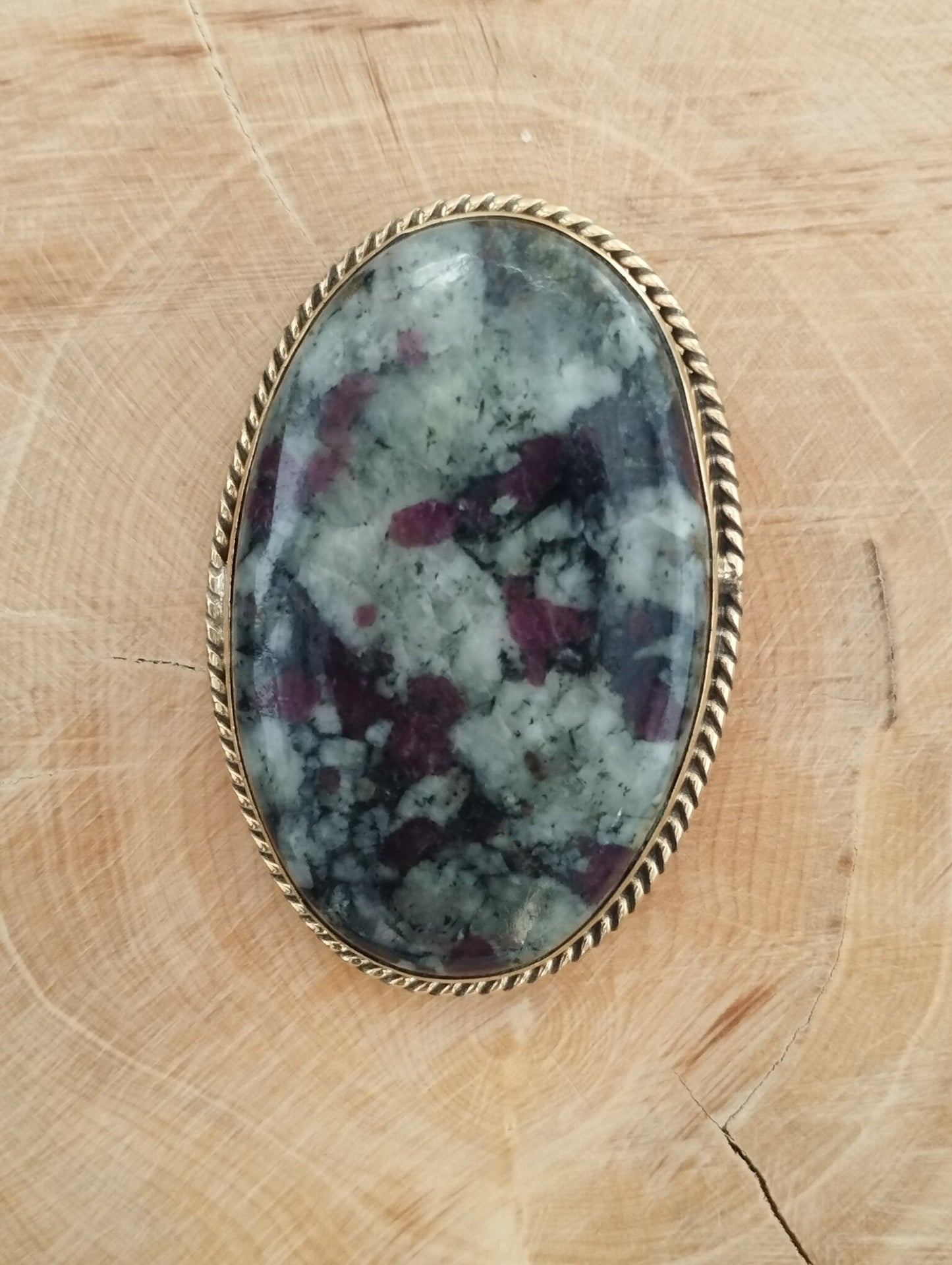 Eudialyte sertie doré n°D1 (4,2cm x 2,9cm) - Solyluna Macramé