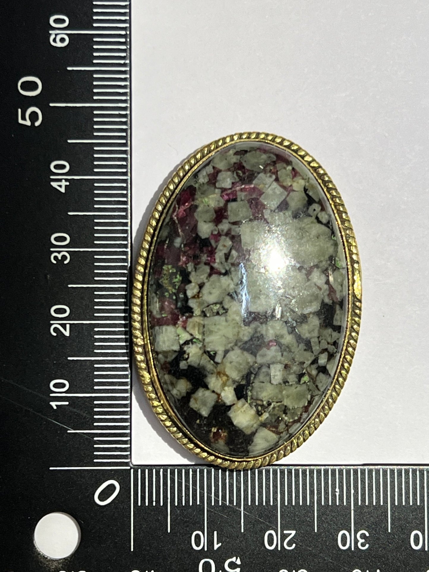 Eudialyte sertie doré n°D1 (4,5cm x 3,1cm) - Solyluna Macramé