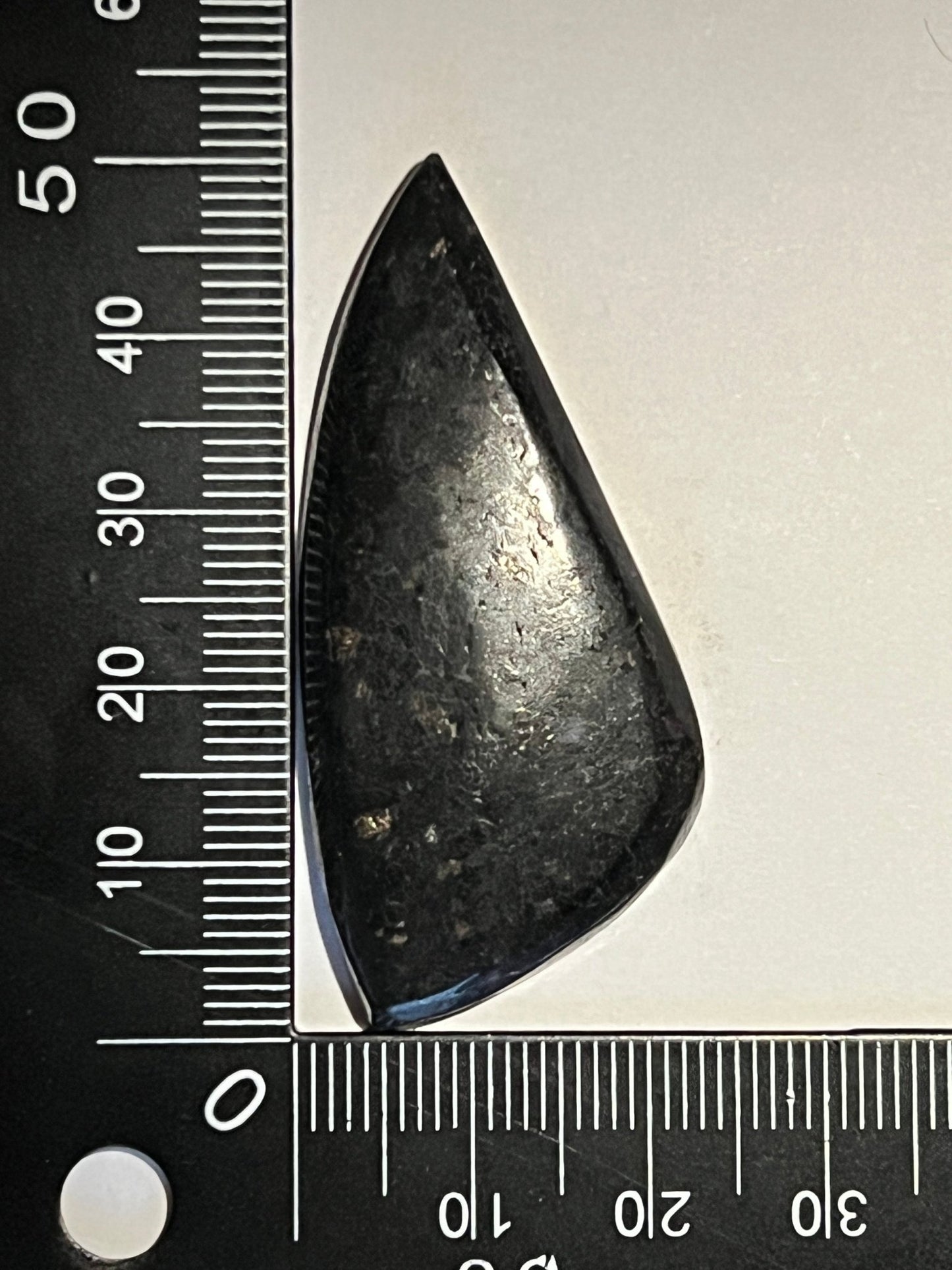 Nuummite n°2 (5,1cm x 2,5cm) - Solyluna Macramé