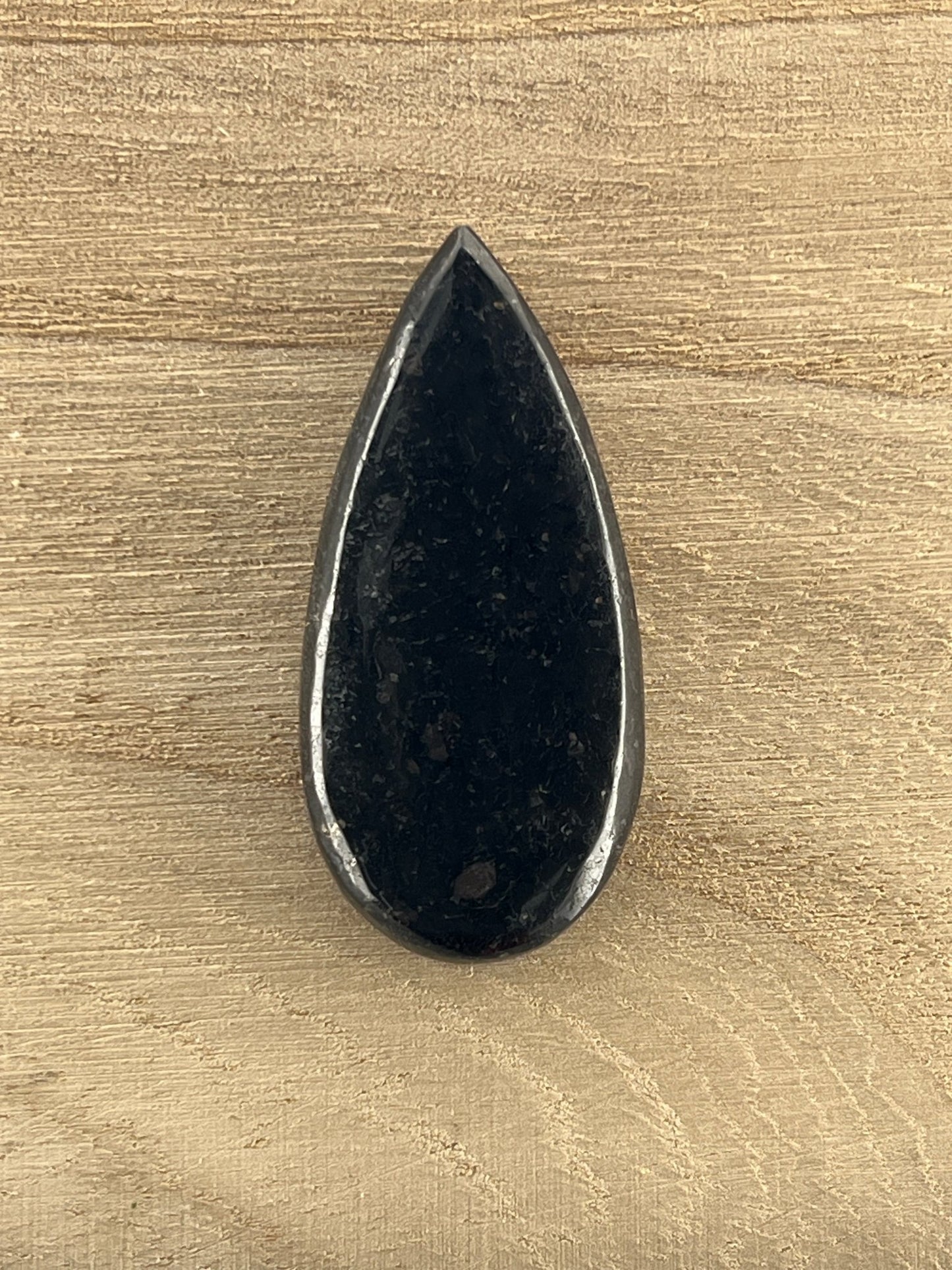 Nuummite n°1 (4,7cm x 2,2cm) - Solyluna Macramé