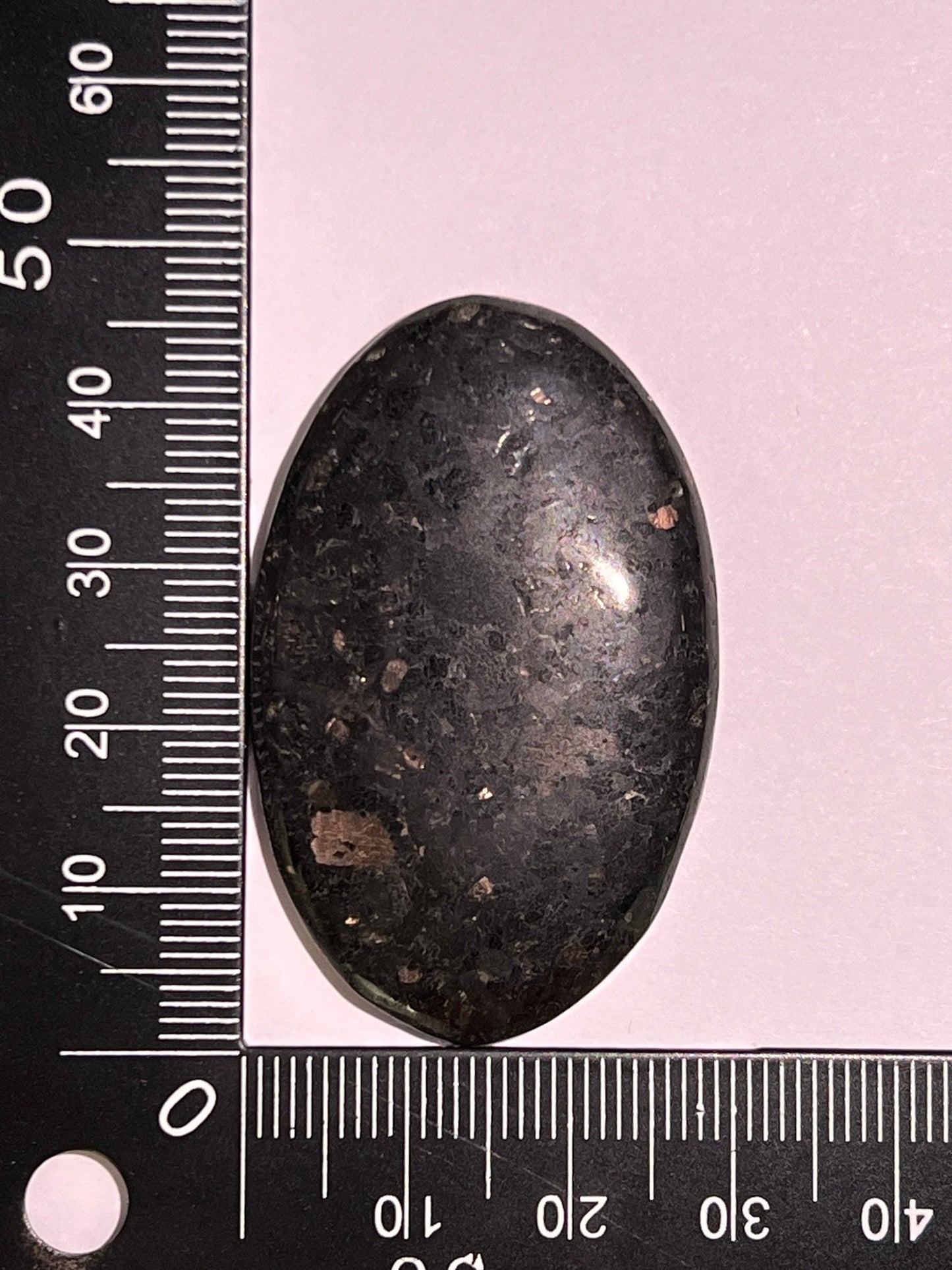 Nuummite n°1 (4,7cm x 2,9cm) - Solyluna Macramé