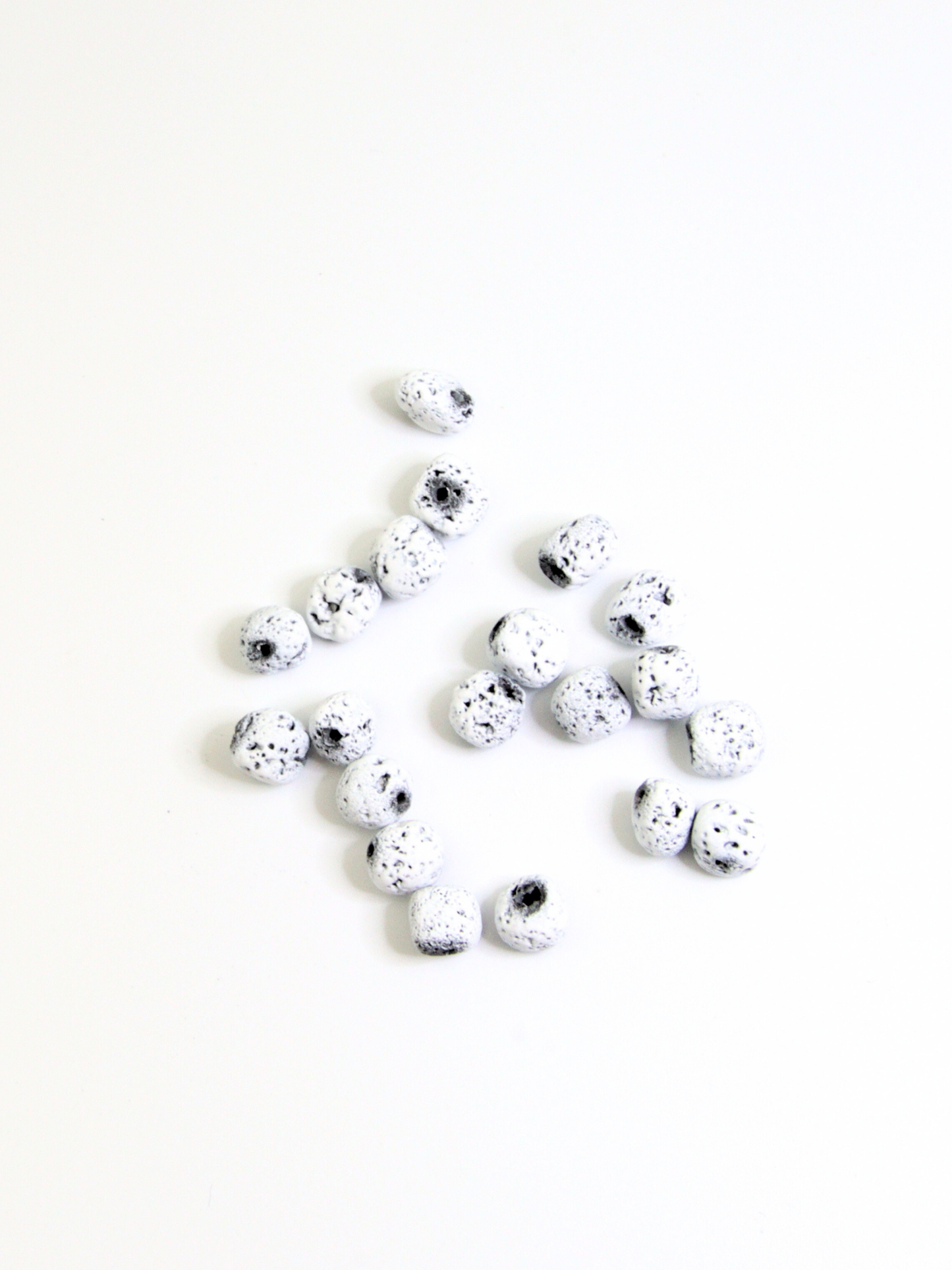 Perles rondes blanches en pierre de lave – 8 mm