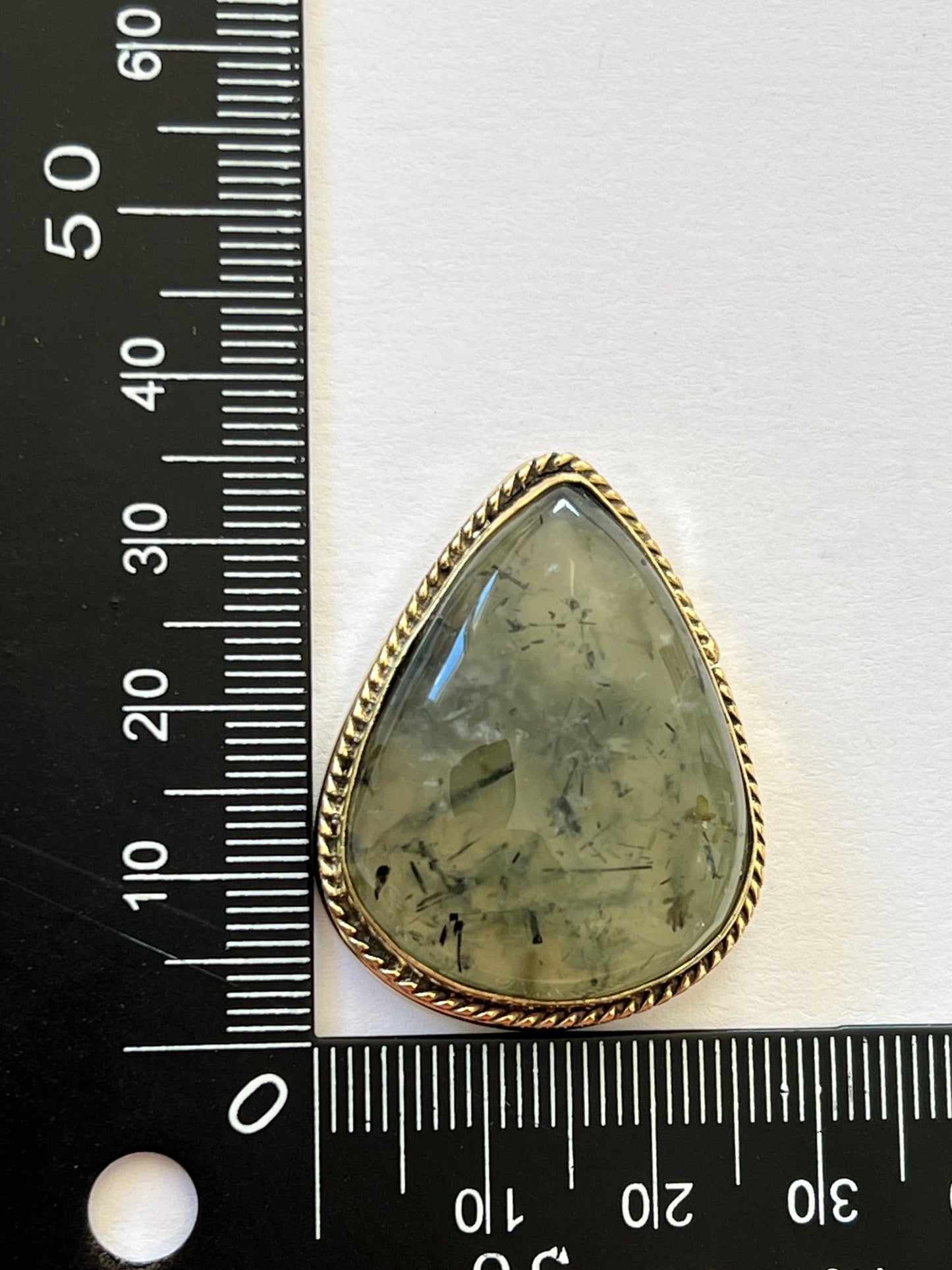 Préhnite Rutile sertie doré n°D1 (3,5cm x 2,7cm) - Solyluna Macramé