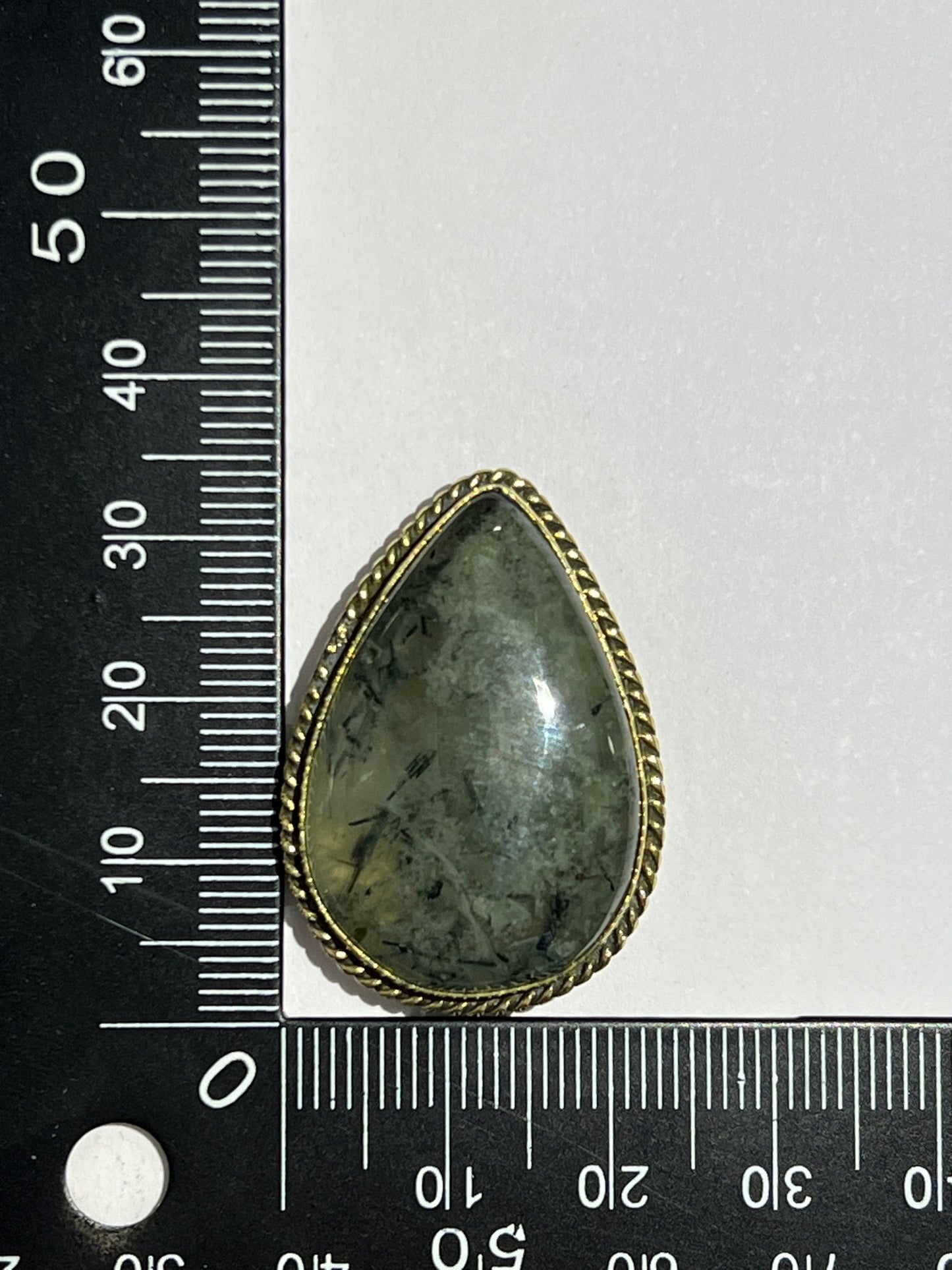 Préhnite Rutile sertie doré n°D4 (3,1cm x 2,1cm) - Solyluna Macramé