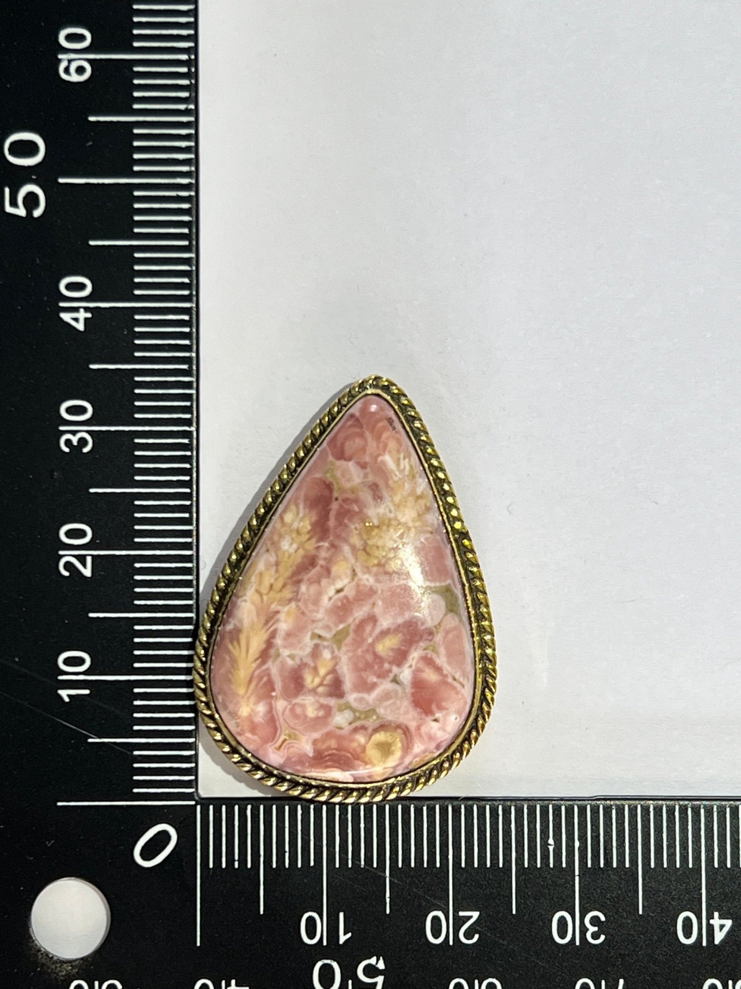 Rhodochrosite sertie doré n°D3 (3,4cm x 2,3cm) - Solyluna Macramé