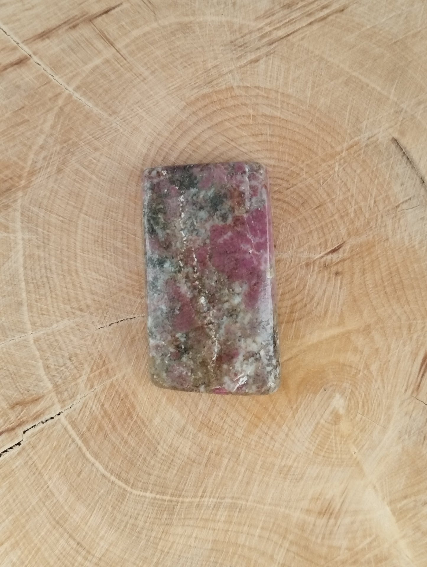 Thulite n°1 (2,7cm x 1,6cm) - Solyluna Macramé