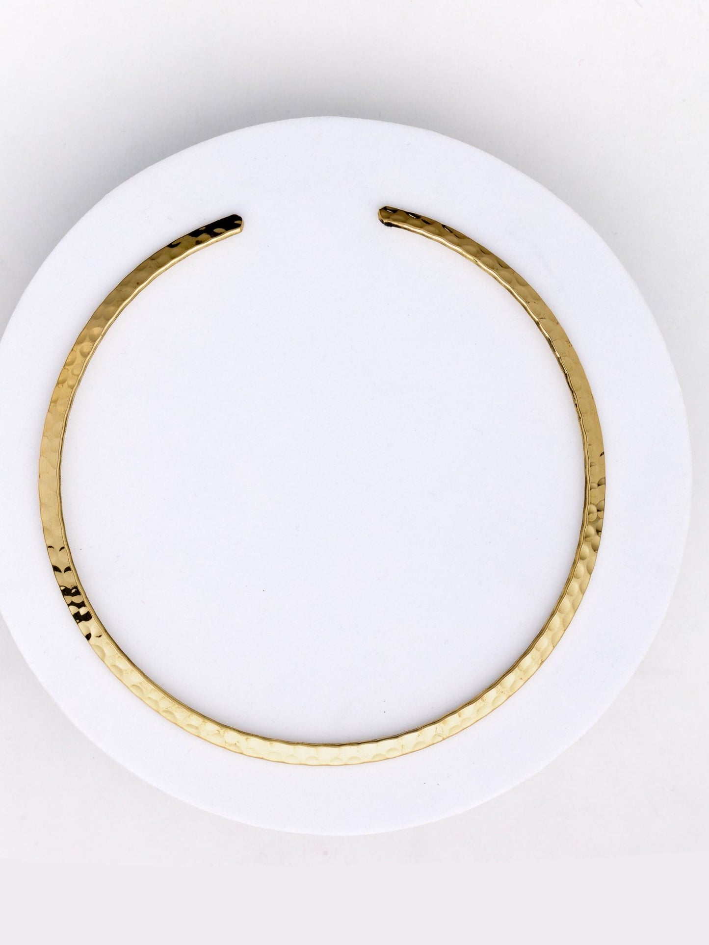 Torque fin "Martelé" en laiton - Solyluna Macramé