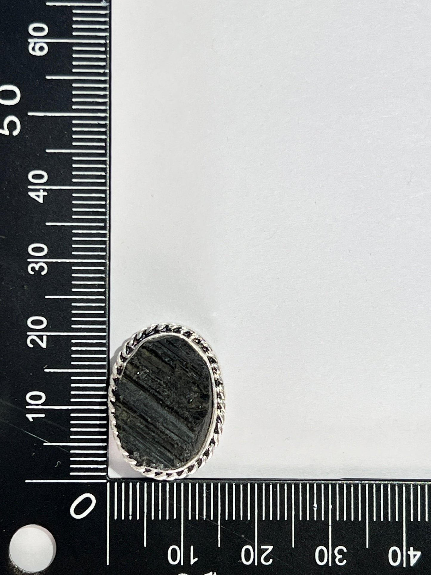 Tourmaline sertie argenté n°A3 (2,1cm x 1,6cm) - Solyluna Macramé