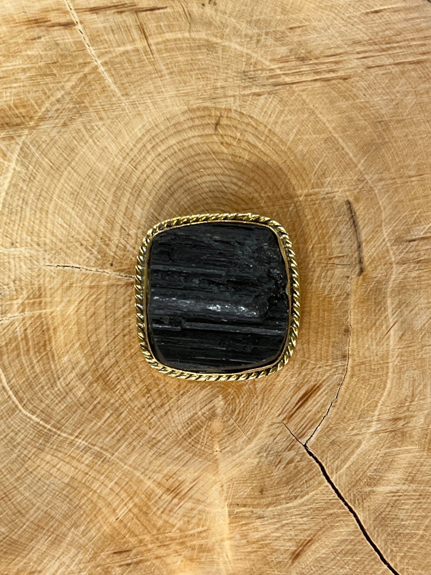 Tourmaline sertie doré n°D3 (2,2cm x 2,2cm) - Solyluna Macramé