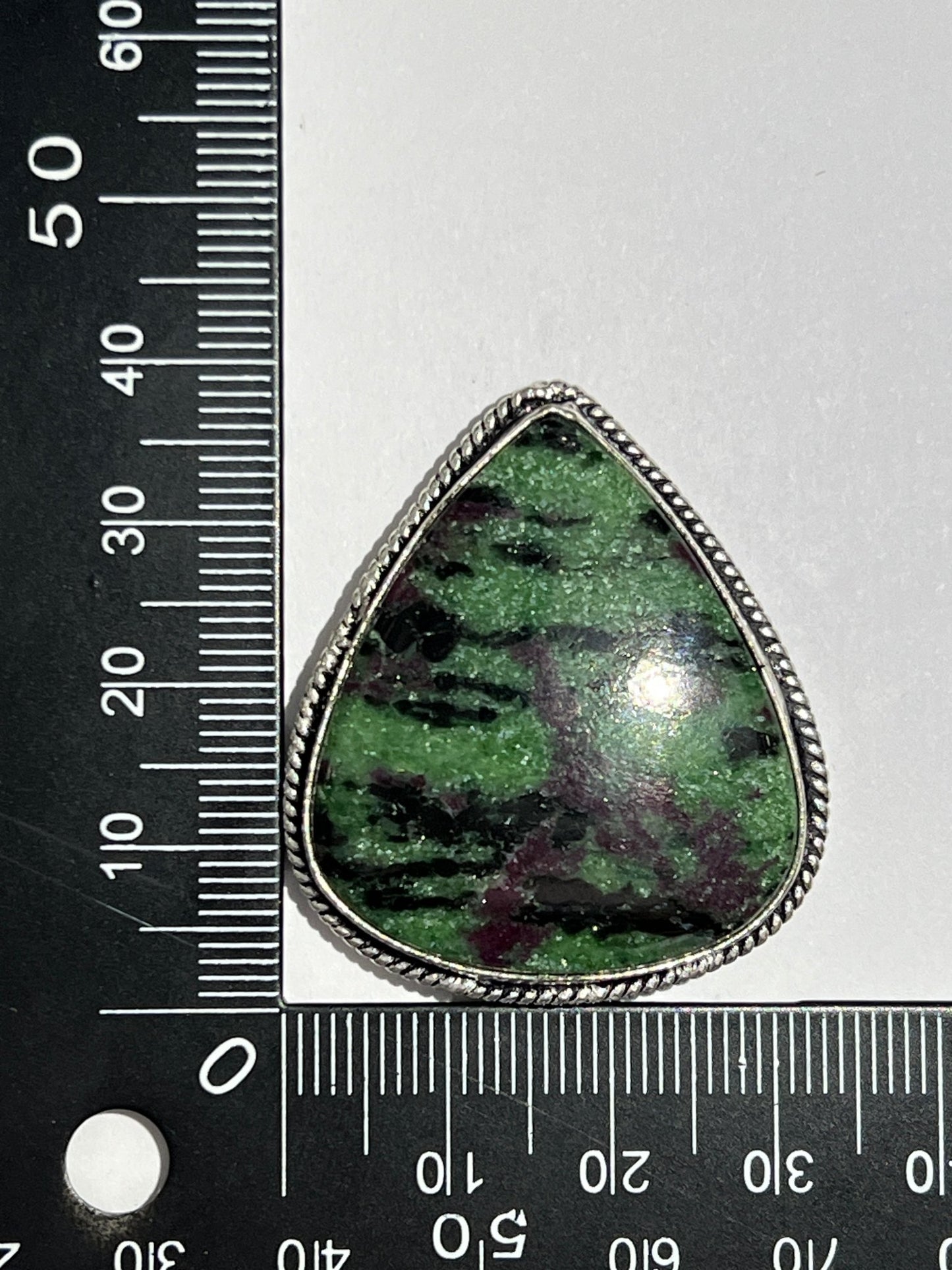 Zoïsite Rubis sertie argenté n°A3 (2,3cm x 2,3cm) - Solyluna Macramé