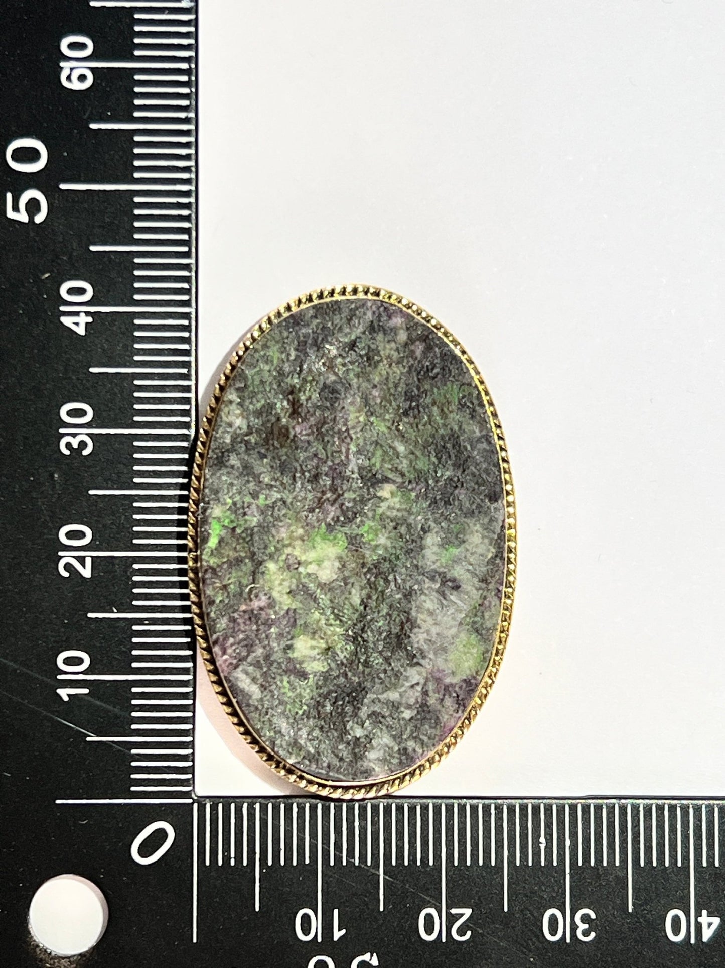 Zoïsite Rubis sertie doré n°D2 (4,1cm x 2,6cm) - Solyluna Macramé