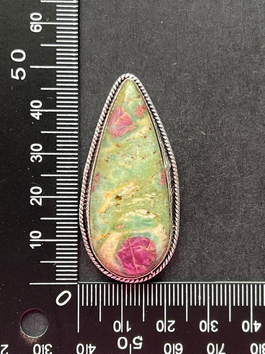 Rubis Fuschite sertie n°2 (5cm x 2,5cm)