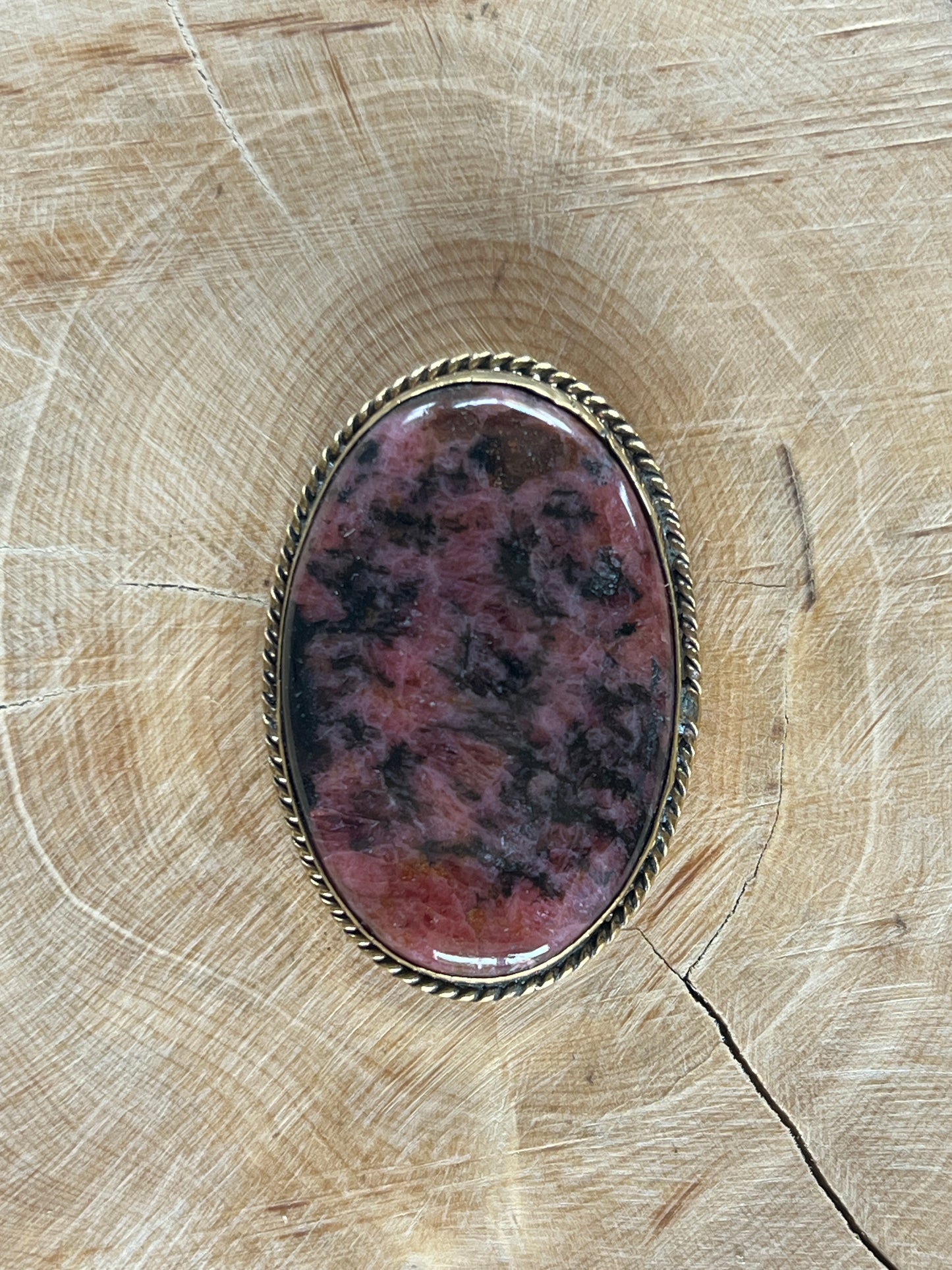 Rhodonite sertie doré n°D1 (3,9cm x 2,6cm)