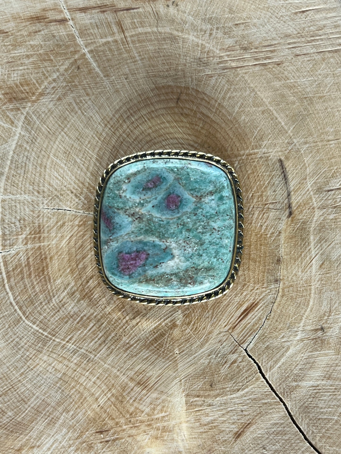 Rubis Fuschite sertie doré n°D3 (2,6cm x 2,6cm)