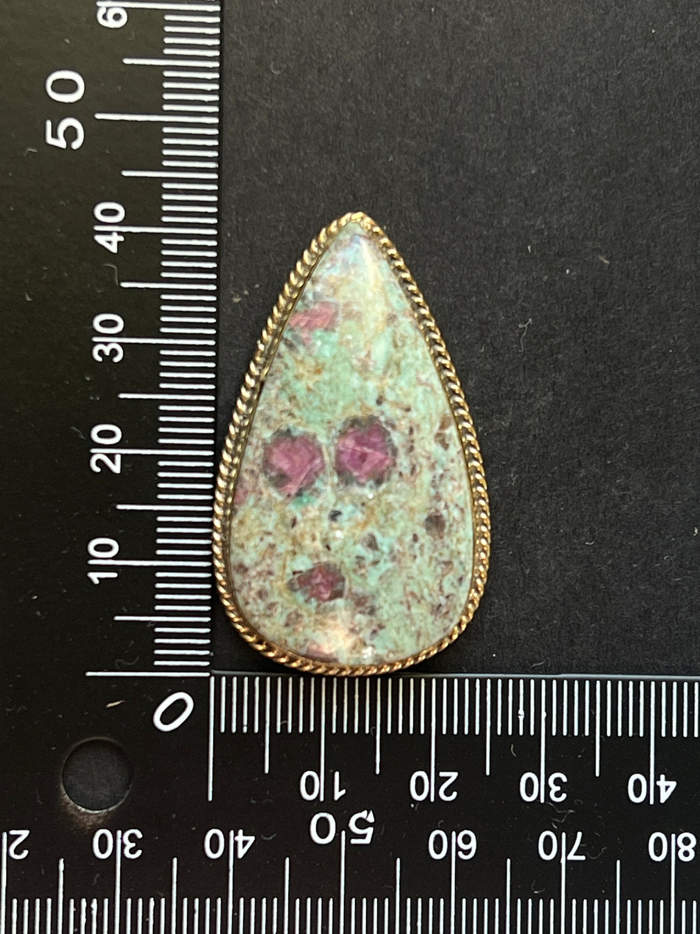 Rubis Fuschite sertie n°1 (4,2cm x 2,5cm)