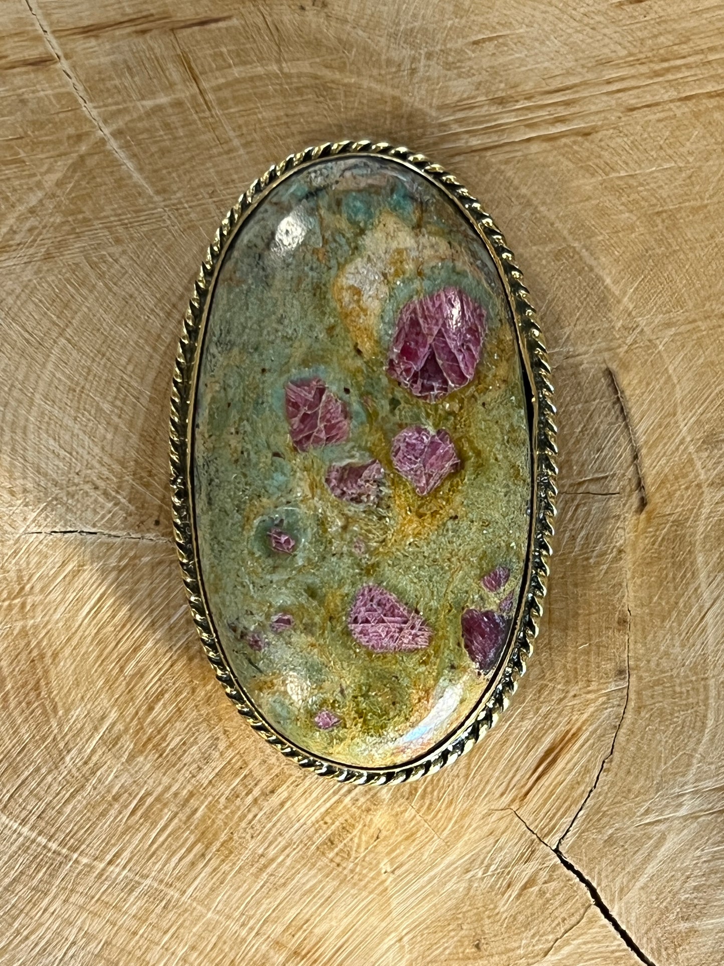 Rubis Fuschite sertie doré n°D4 (4,3cm x 2,6cm)