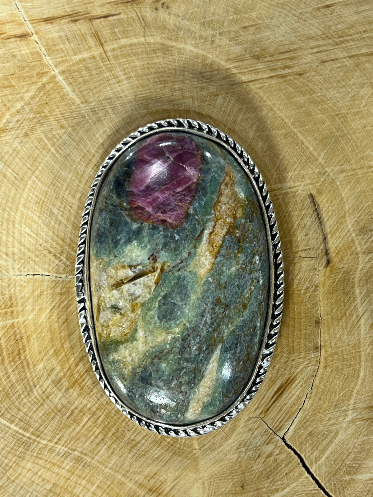 Rubis Fuschite sertie argenté n°A4 (4,2cm x 2,7cm)