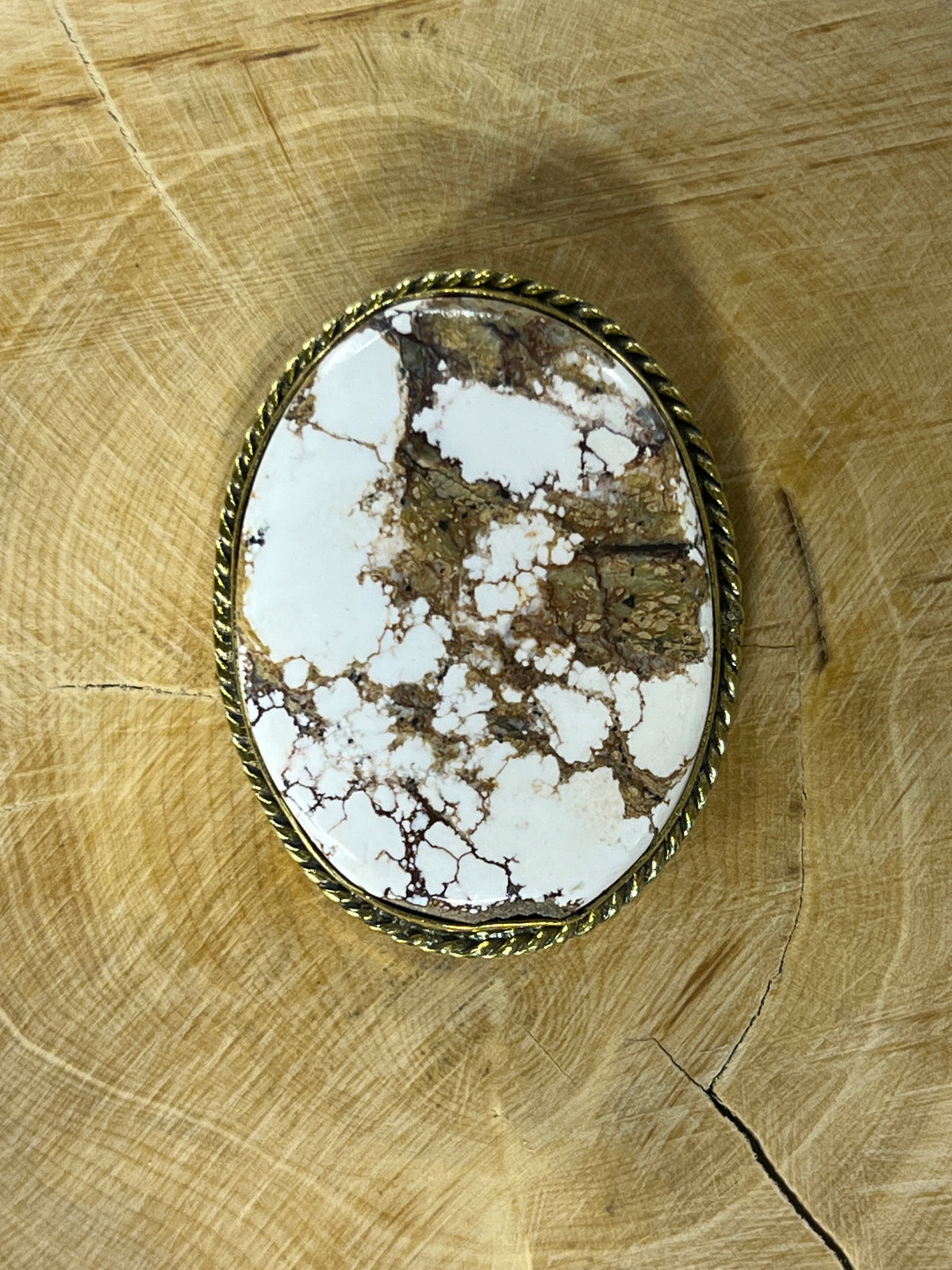 Magnésite de cheval sertie doré n°D3 (3,8cm x 2,8cm)