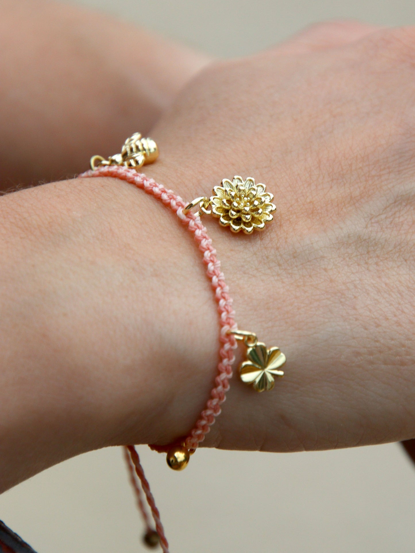 Charm fleur dahlia laiton 13 mm