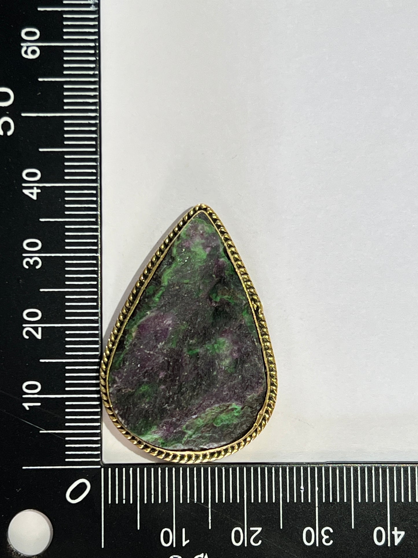 Zoïsite Rubis sertie doré n°D5 (3,6cm x 2,5cm)