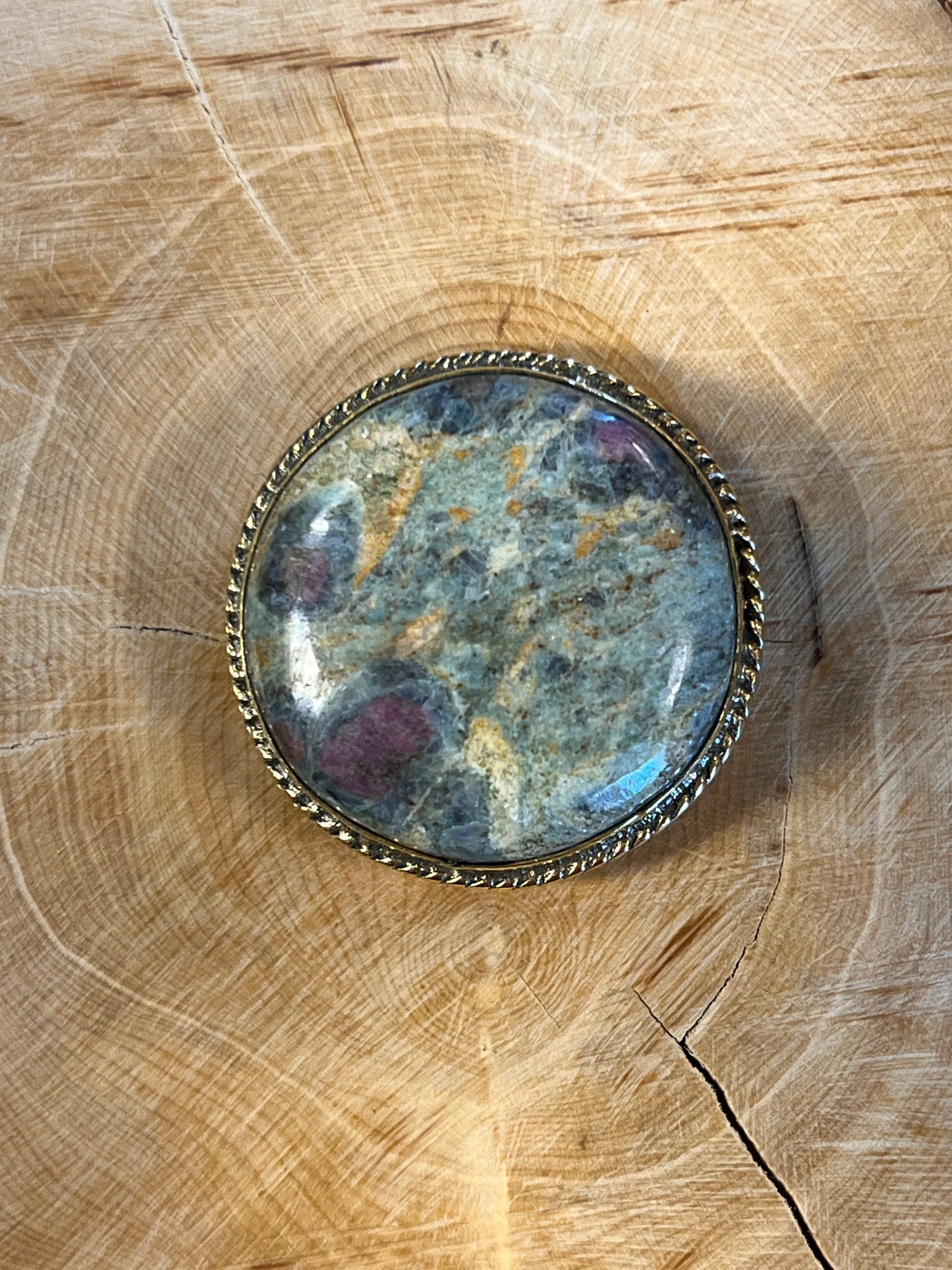 Rubis Fuschite sertie doré n°D4 (3,2cm de diamètre)
