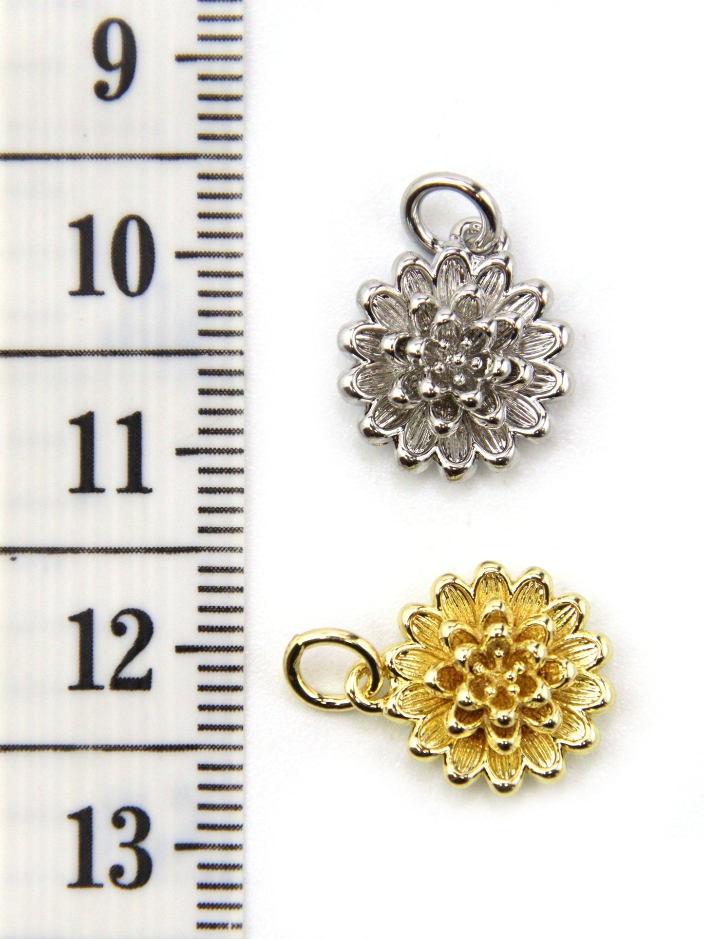Charm fleur dahlia laiton 13 mm - Solyluna Macramé
