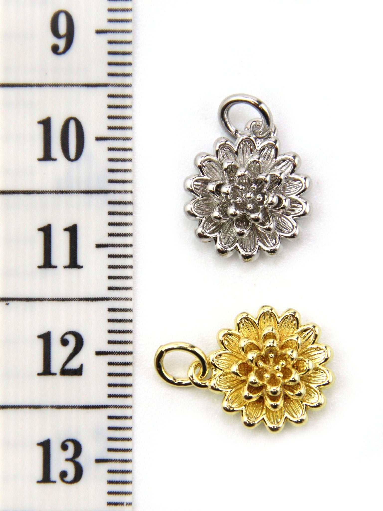 Charm fleur dahlia laiton 13 mm - Solyluna Macramé