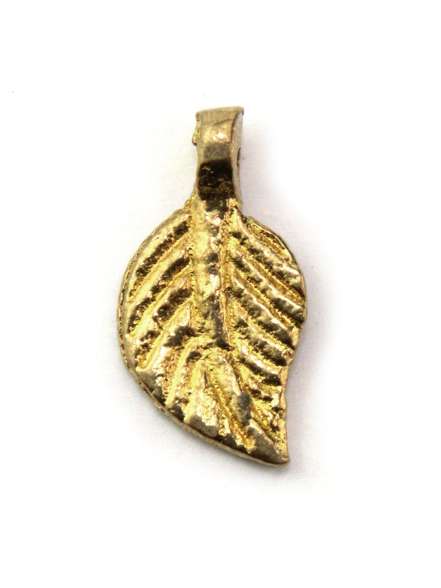 Charm petite feuille indien laiton 20 mm - Solyluna Macramé