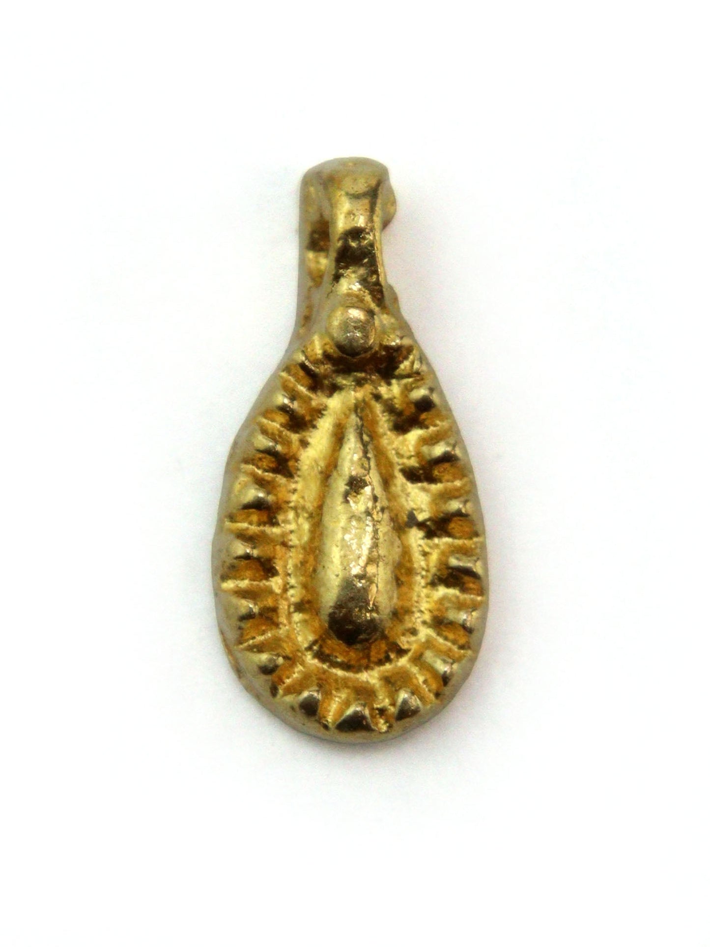 Charm petite goutte indien laiton 17 mm - Solyluna Macramé