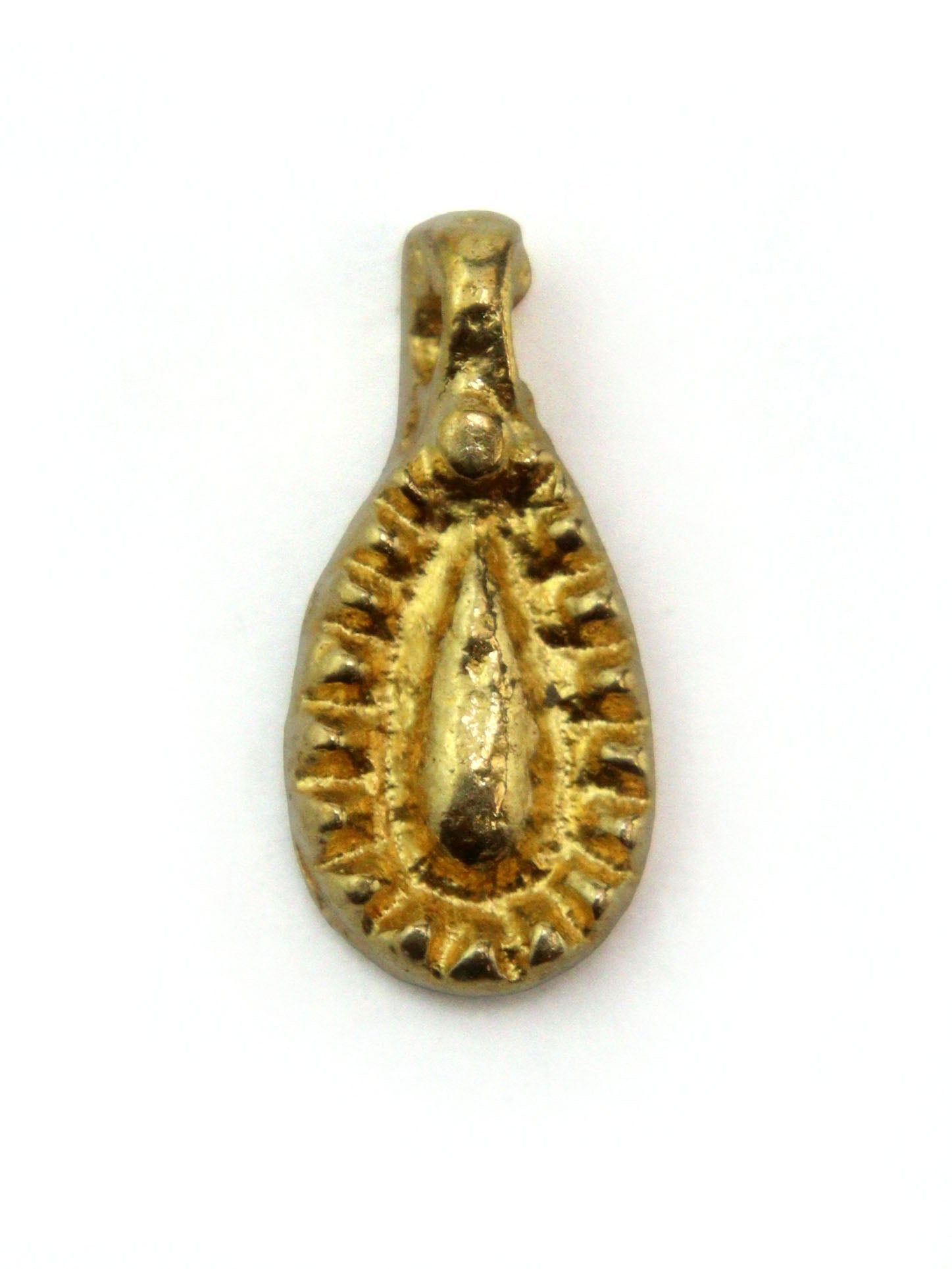 Charm petite goutte indien laiton 17 mm - Solyluna Macramé
