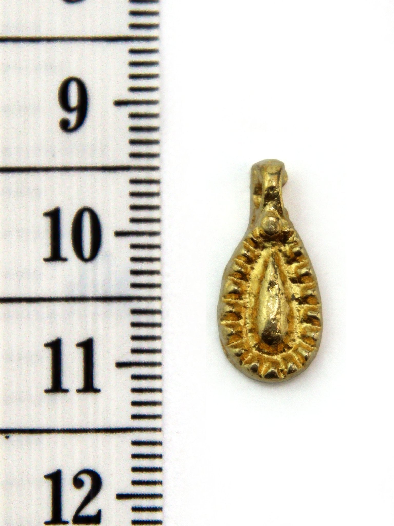 Charm petite goutte indien laiton 17 mm - Solyluna Macramé