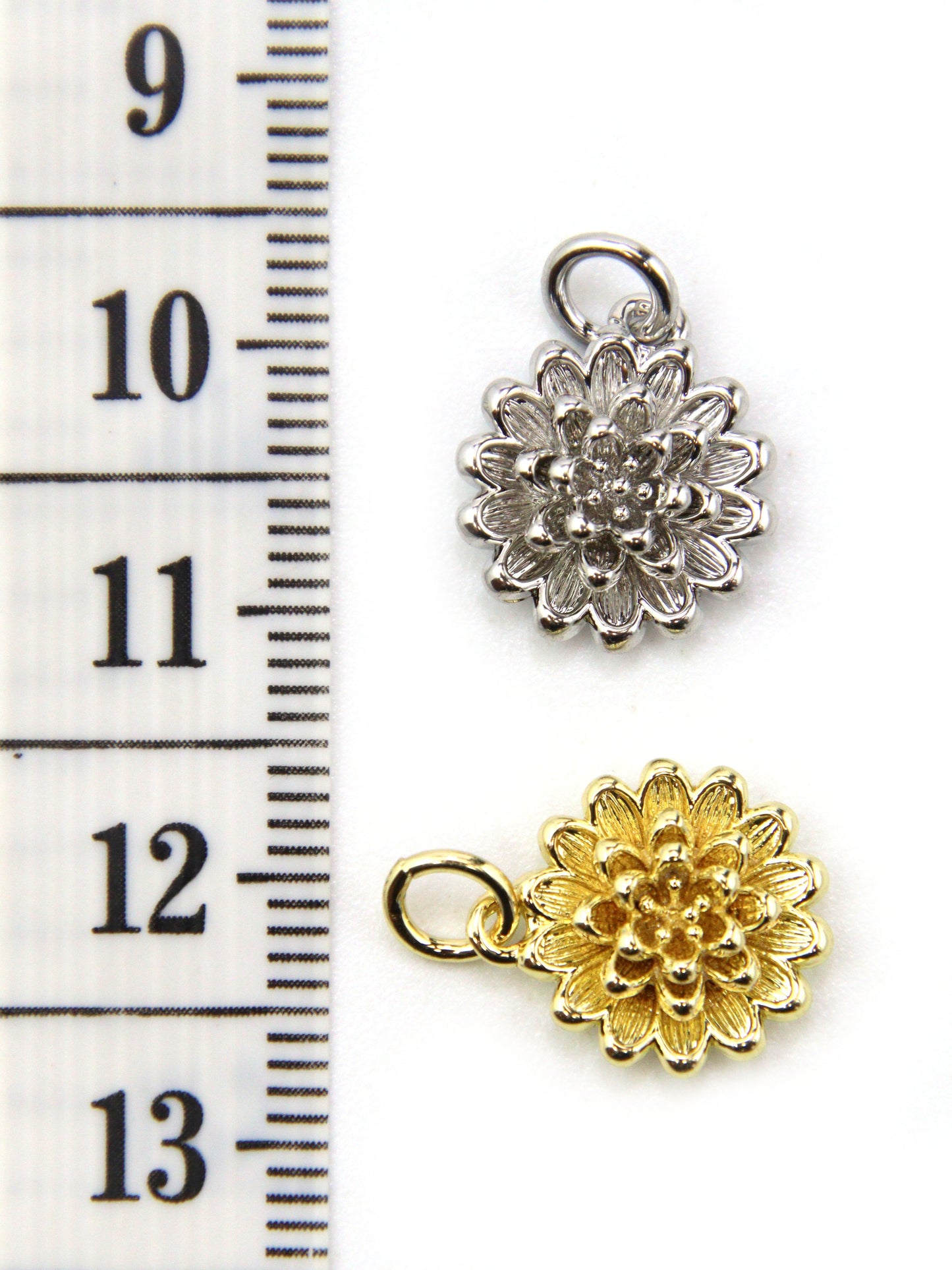Charm fleur dahlia laiton 13 mm