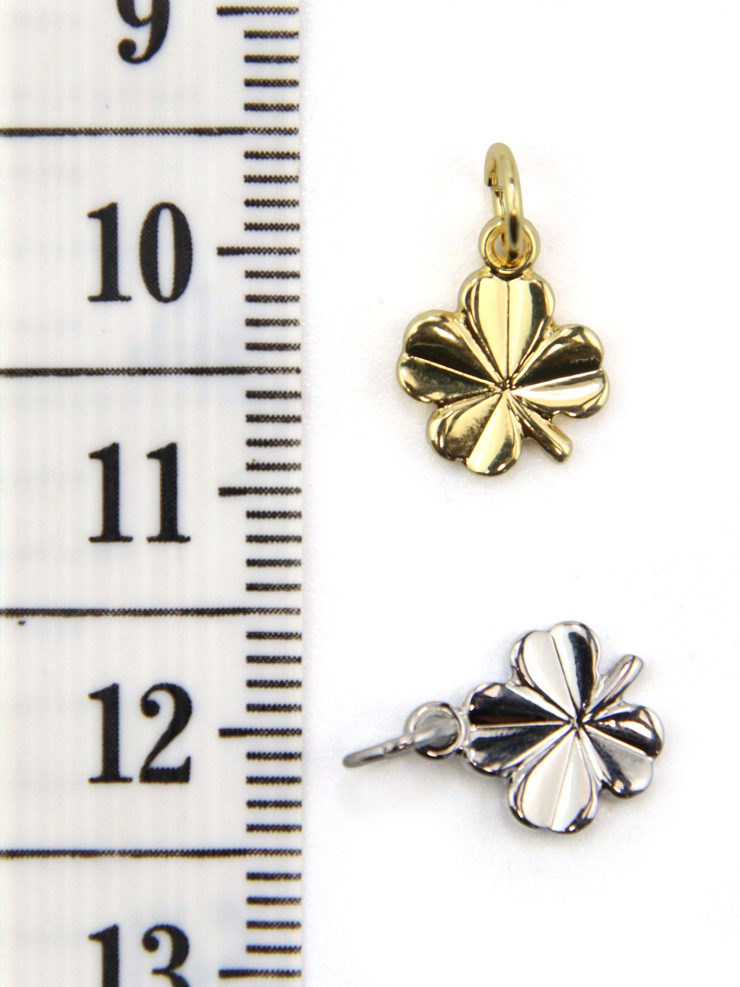 Charm trèfle laiton 11 mm