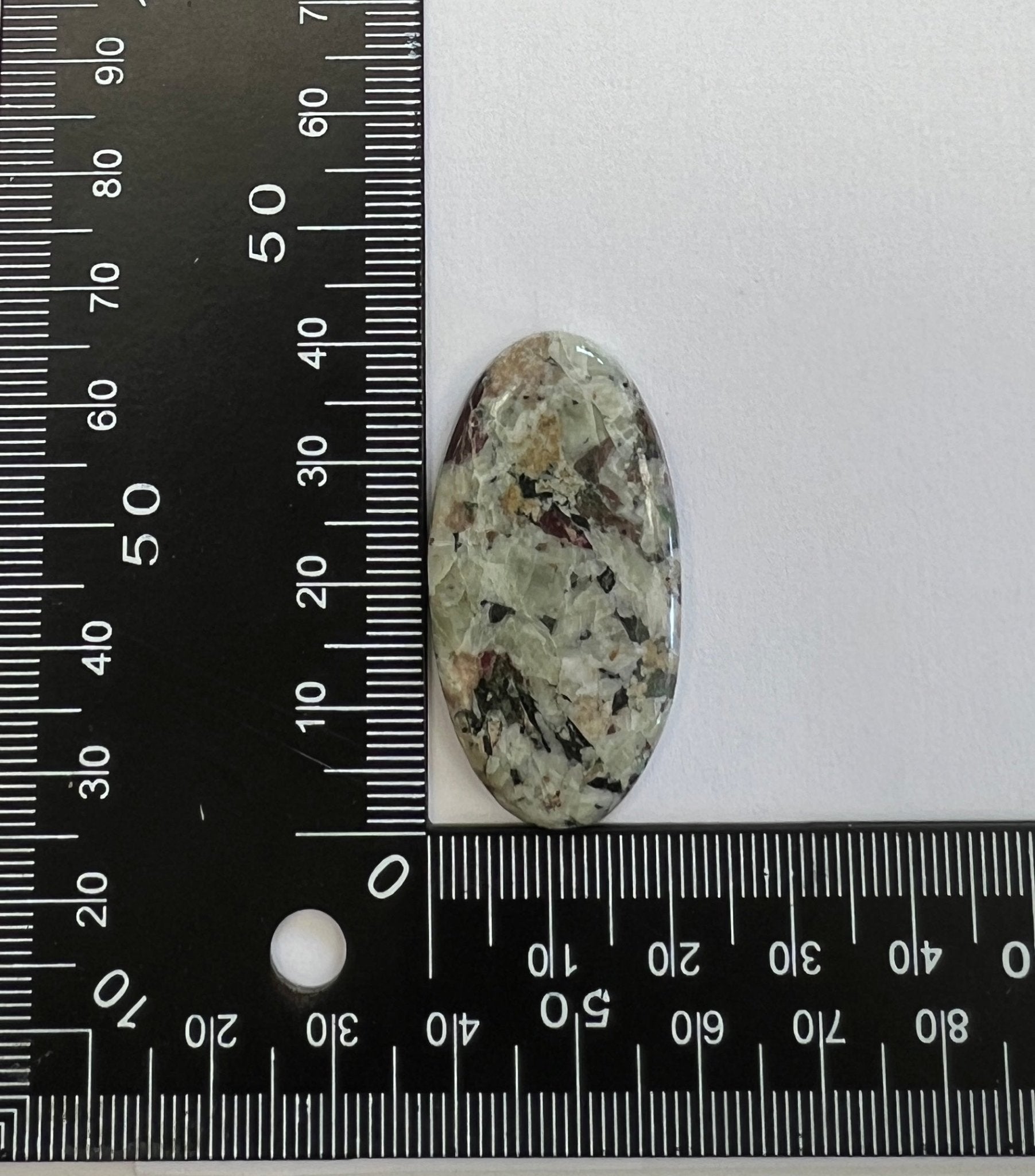 Eudialyte n°2 (4cm x 2,2cm) - Solyluna Macramé