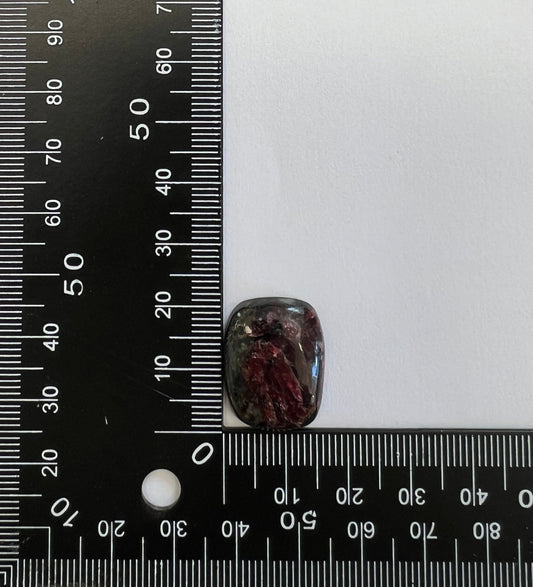 Eudialyte n°5 (2cm x 1,6cm) - Solyluna Macramé