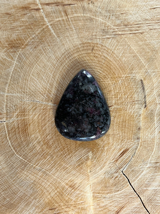 Eudialyte n°1 (2,5cm x 1,5cm) - Solyluna Macramé