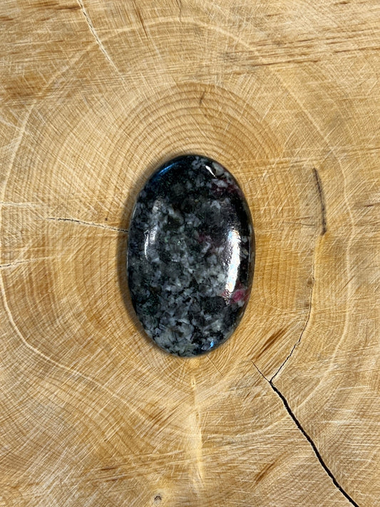 Eudialyte n°4 (3,1cm x 2cm) - Solyluna Macramé
