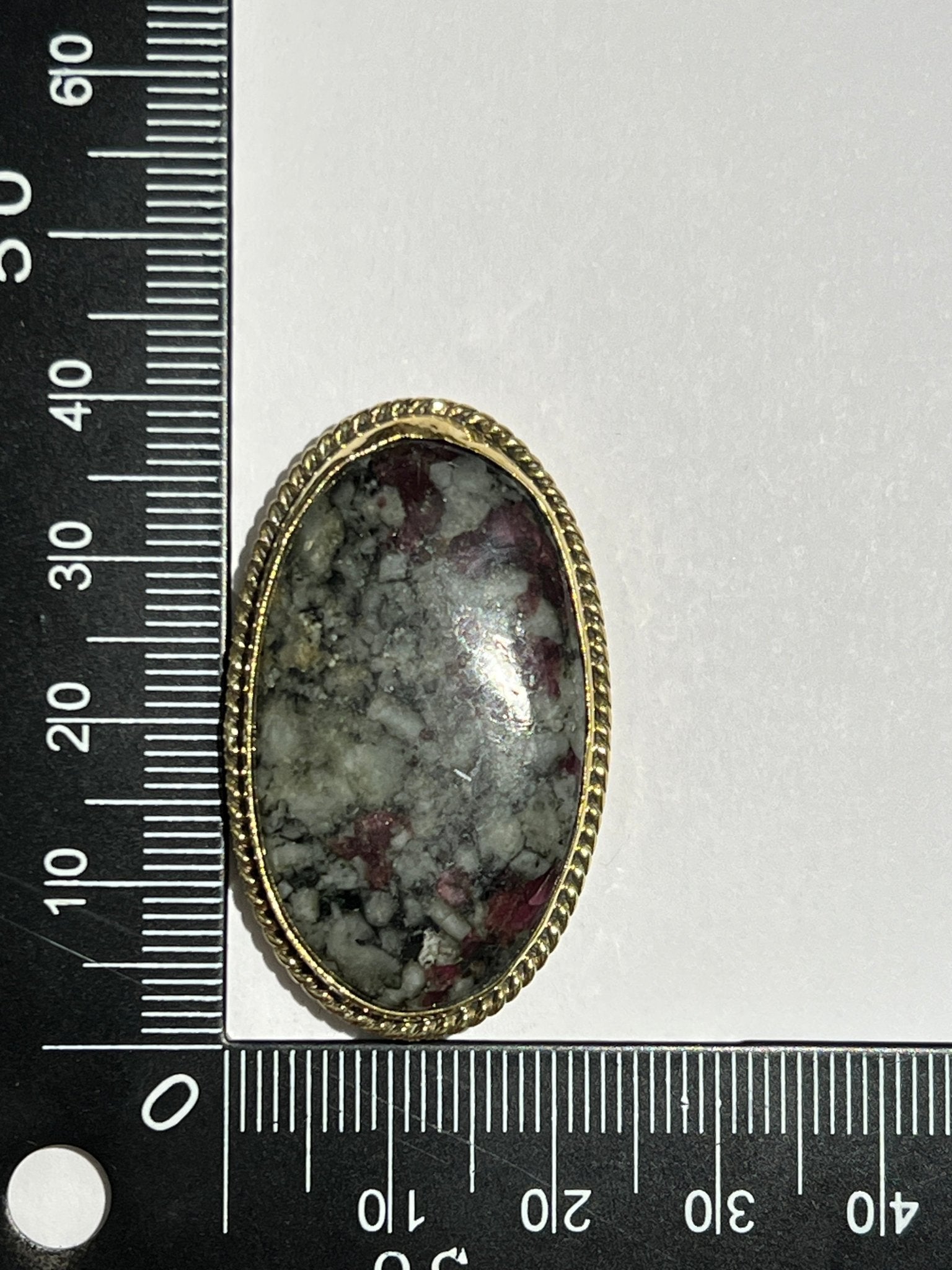 Eudialyte sertie doré n°D2 (4cm x 2,3cm) - Solyluna Macramé